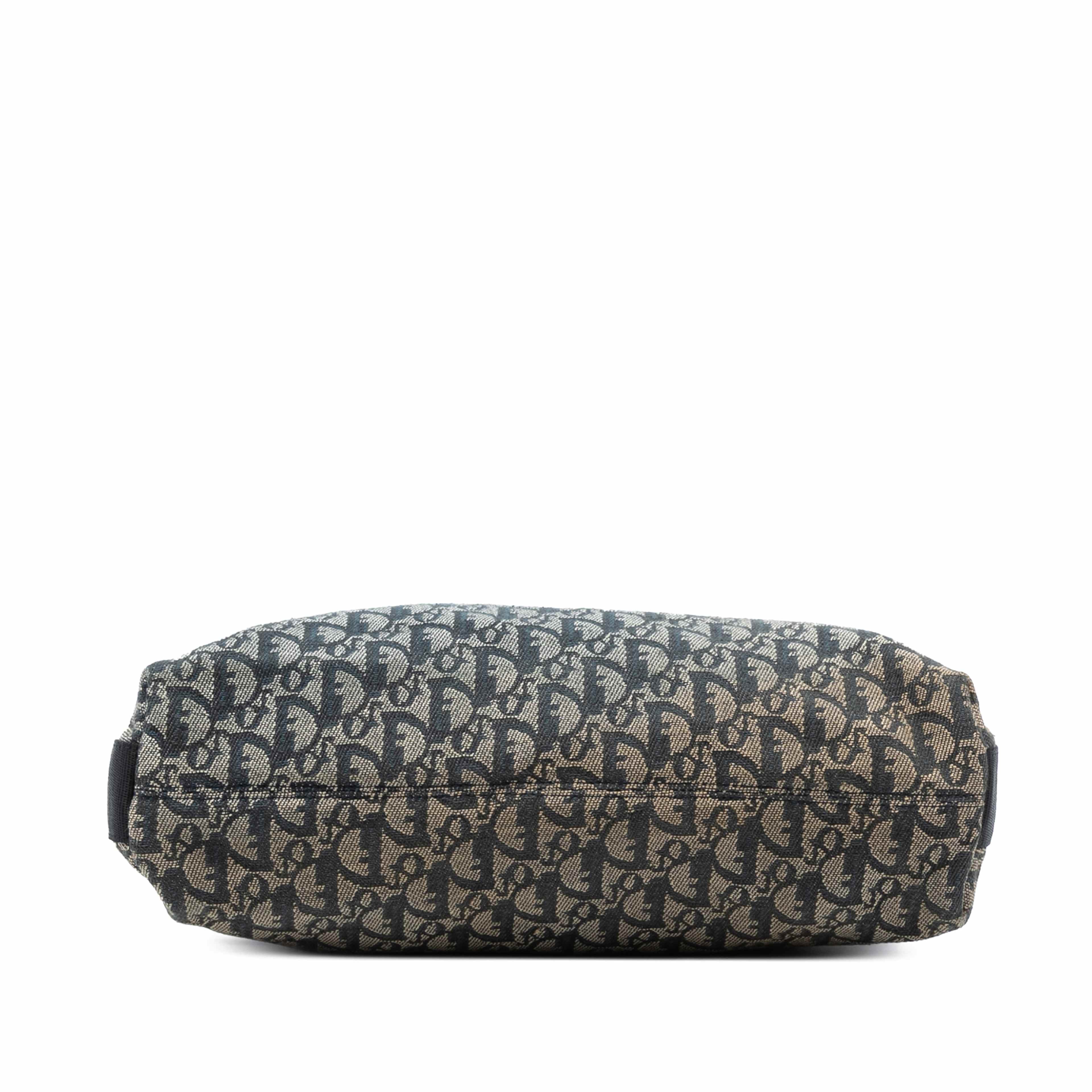 Dior Diorissimo Trotter Canvas Crossbody, från Luxclusif, i färgen navy. Klicka för att öppna bilden i stort format