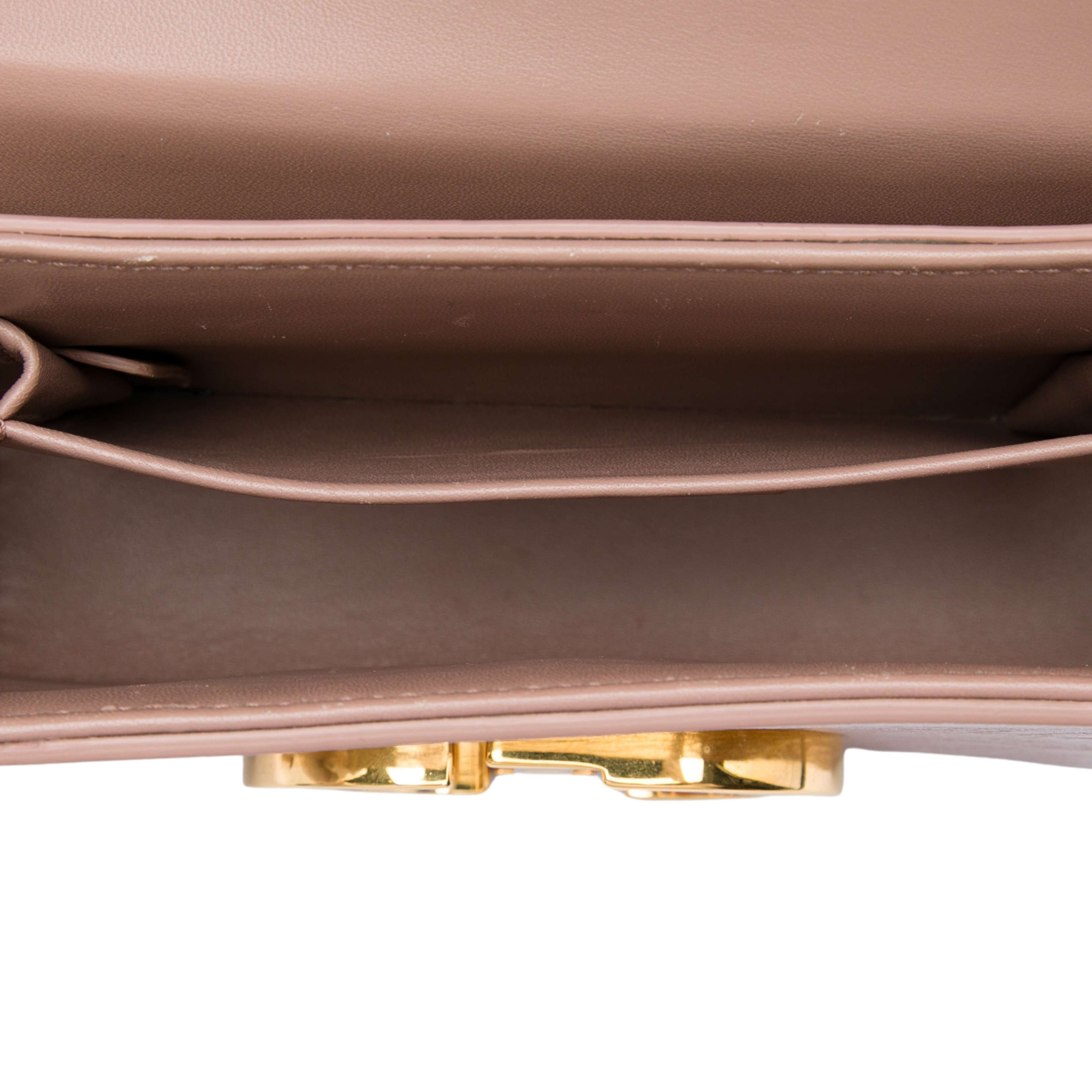 Dior Leather 30 Montaigne Box Bag, från Luxclusif, i färgen brun. Klicka för att öppna bilden i stort format