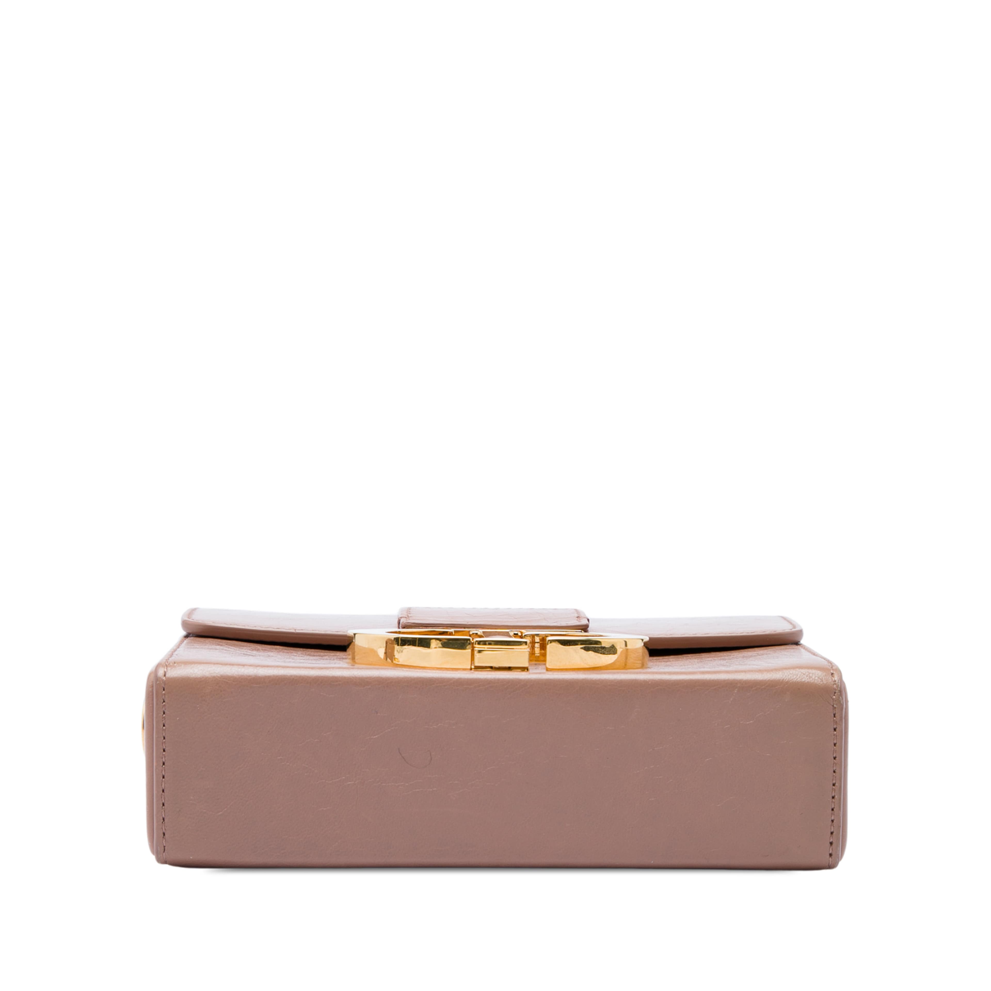 Dior Leather 30 Montaigne Box Bag, från Luxclusif, i färgen brun. Klicka för att öppna bilden i stort format