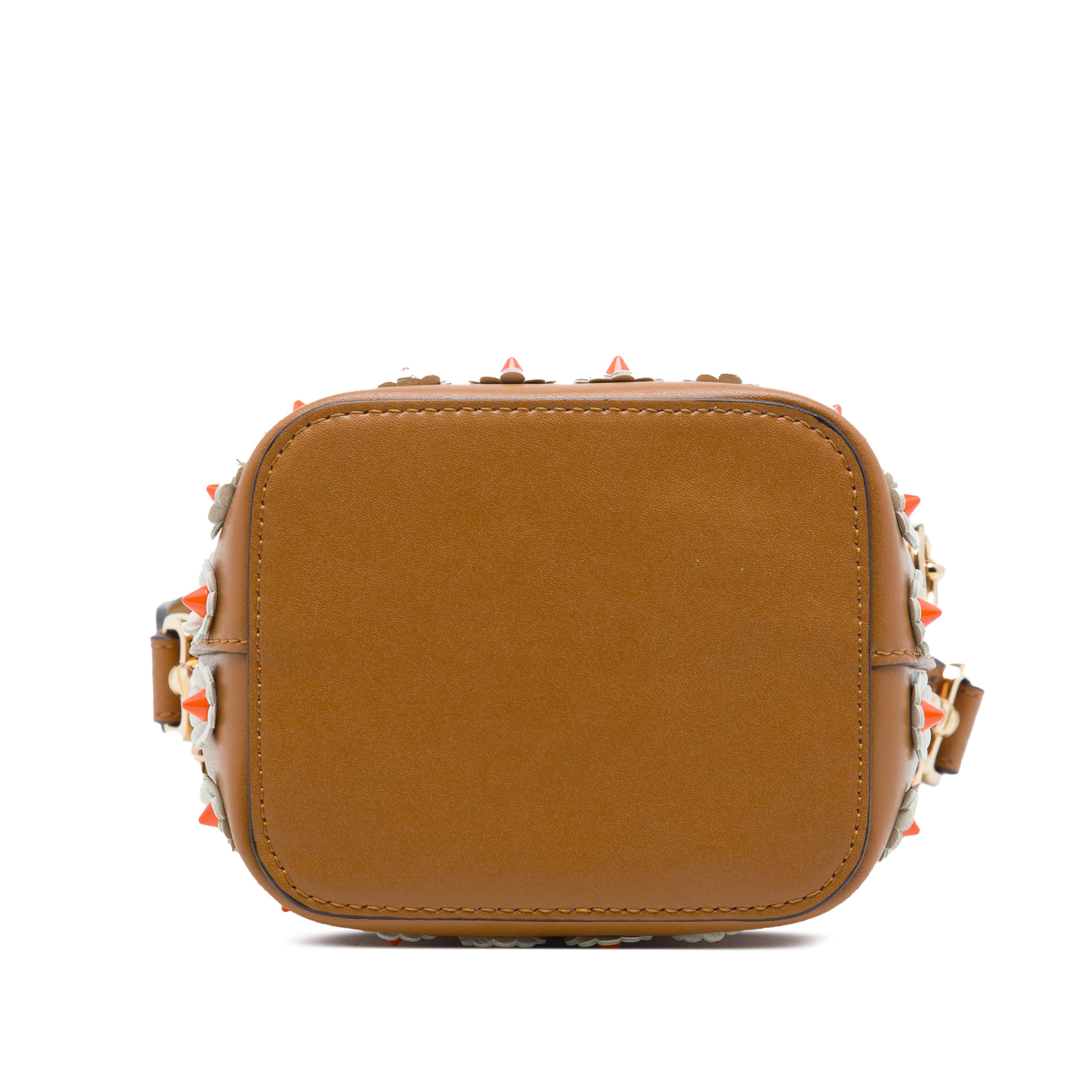 Fendi Mini Leather Studded Floral Mon Tresor Bucket Bag, från Luxclusif, i färgen brun. Klicka för att öppna bilden i stort format