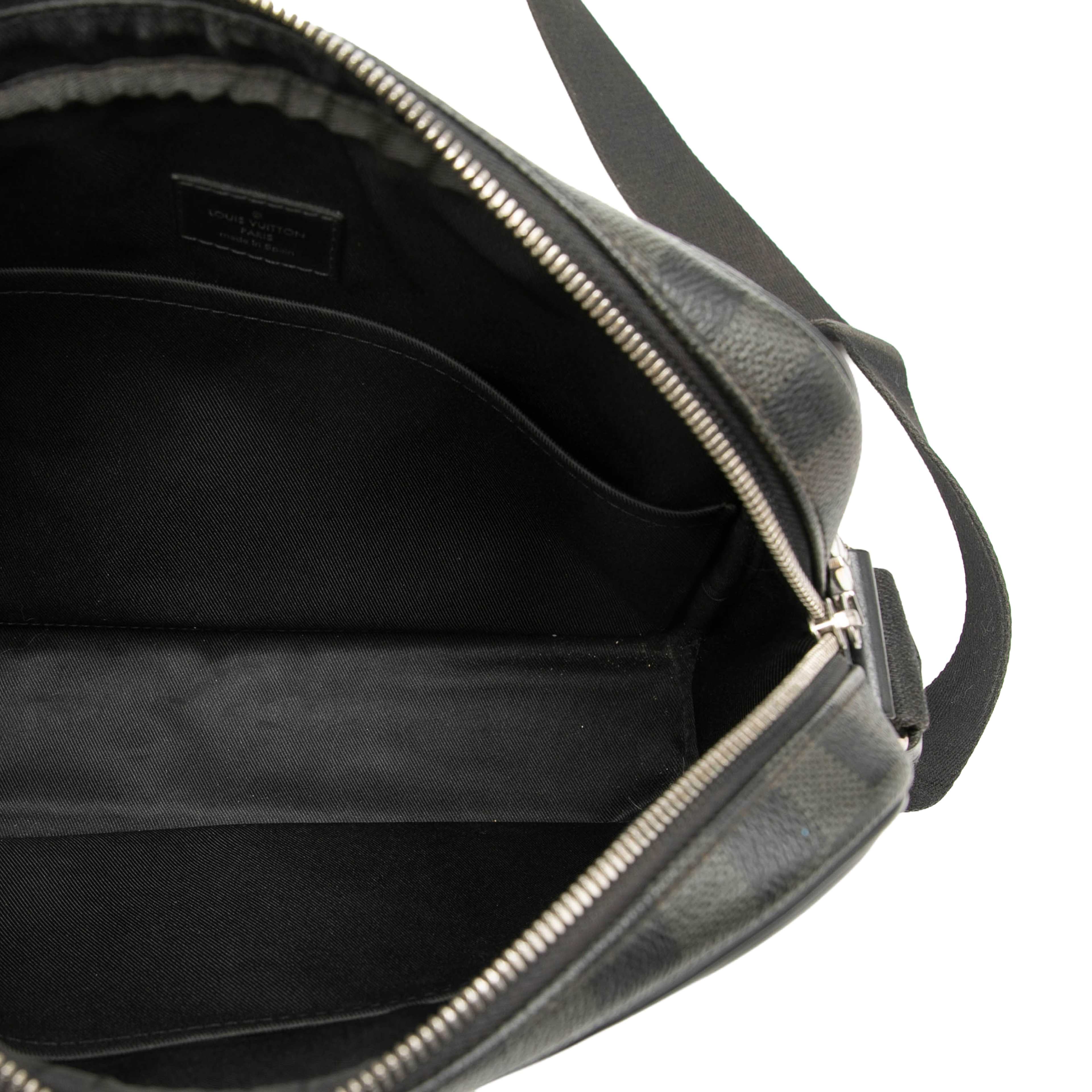 Louis Vuitton Damier Graphite Dayton Reporter Mm, från Luxclusif, i färgen svart. Klicka för att öppna bilden i stort format