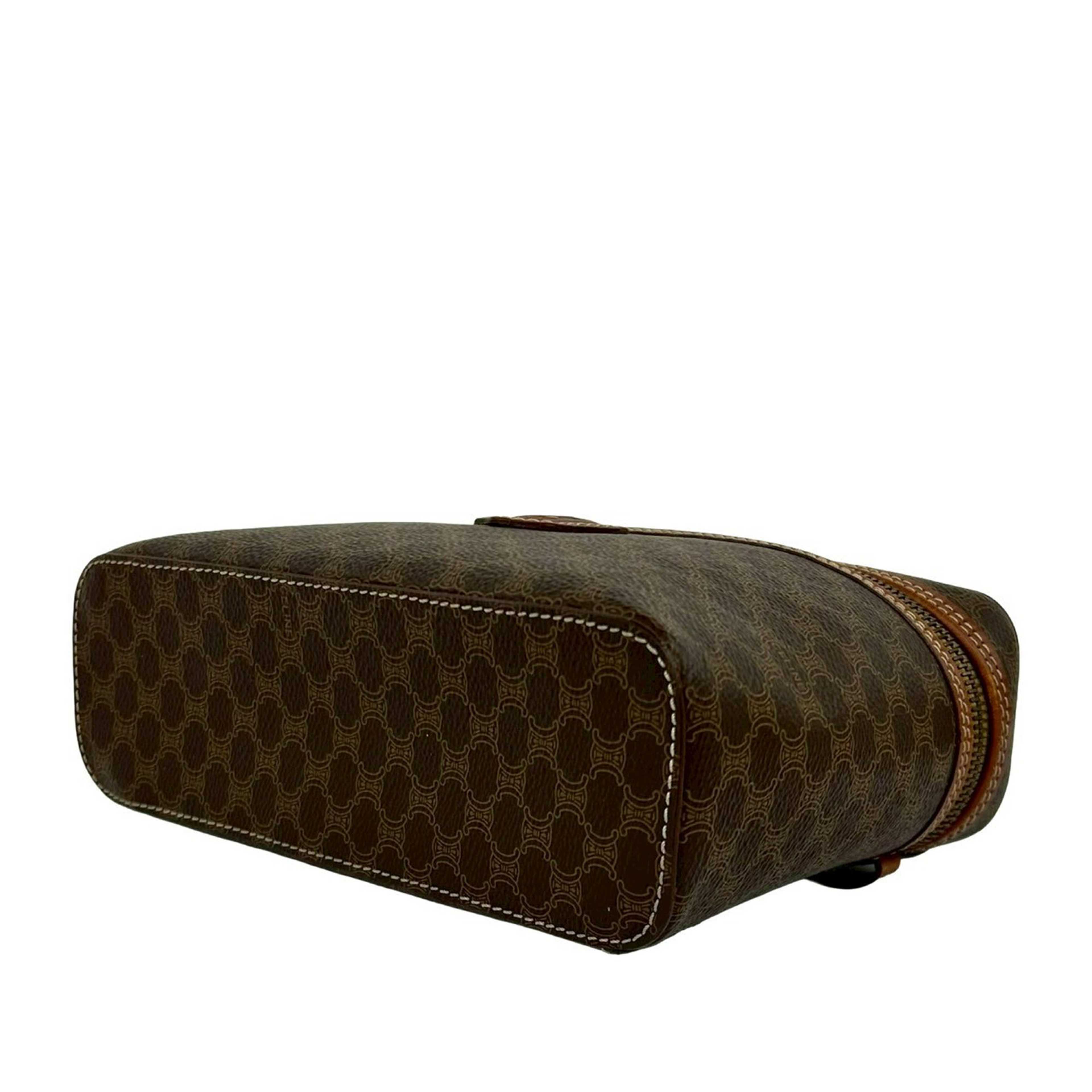 Celine Macadam Coated Canvas Vanity Bag, från Luxclusif, i färgen brun. Klicka för att öppna bilden i stort format