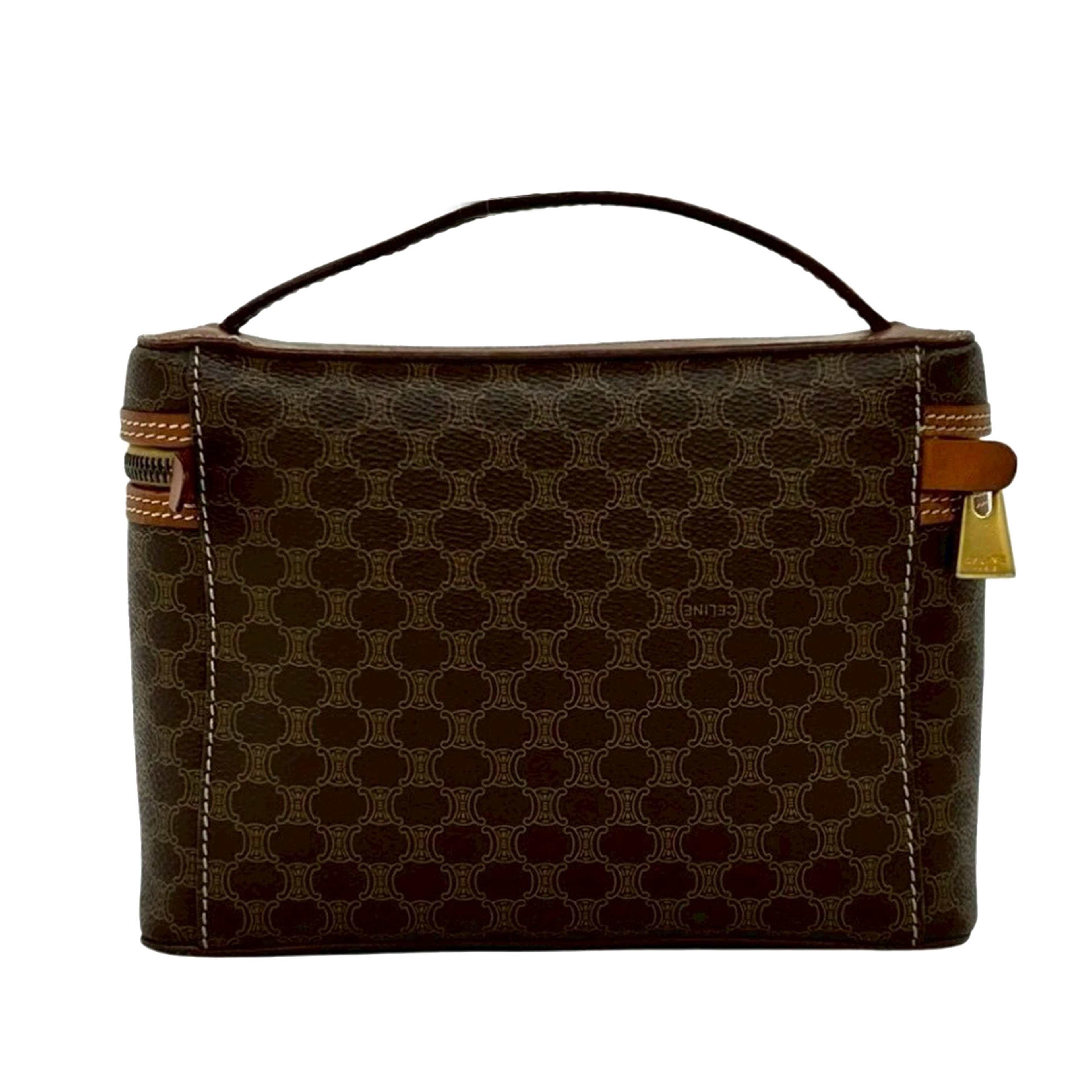 Celine Macadam Coated Canvas Vanity Bag, från Luxclusif, i färgen brun. Klicka för att öppna bilden i stort format