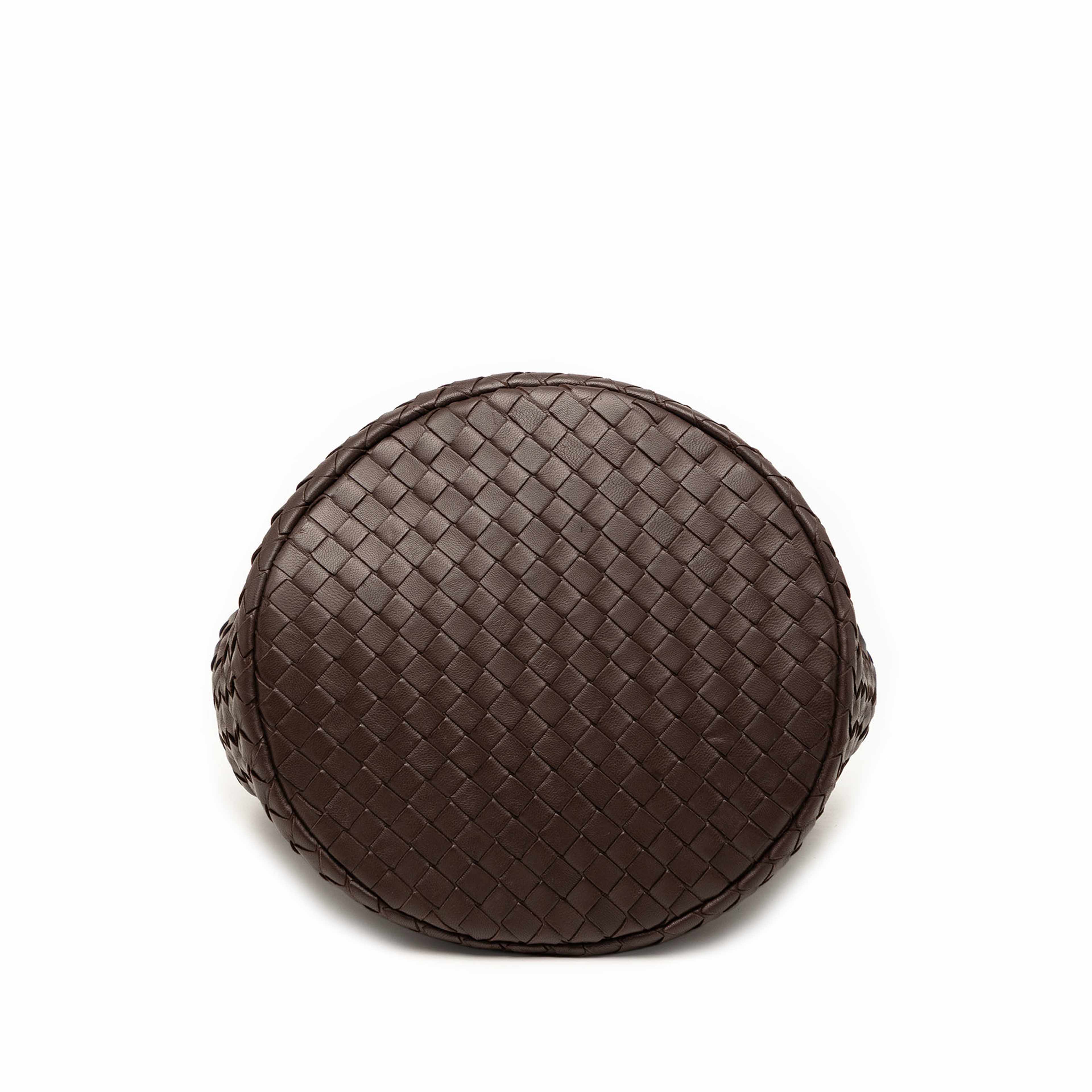 Bottega Veneta Nappa Intrecciato Bucket Bag, från Luxclusif, i färgen dark brown. Klicka för att öppna bilden i stort format