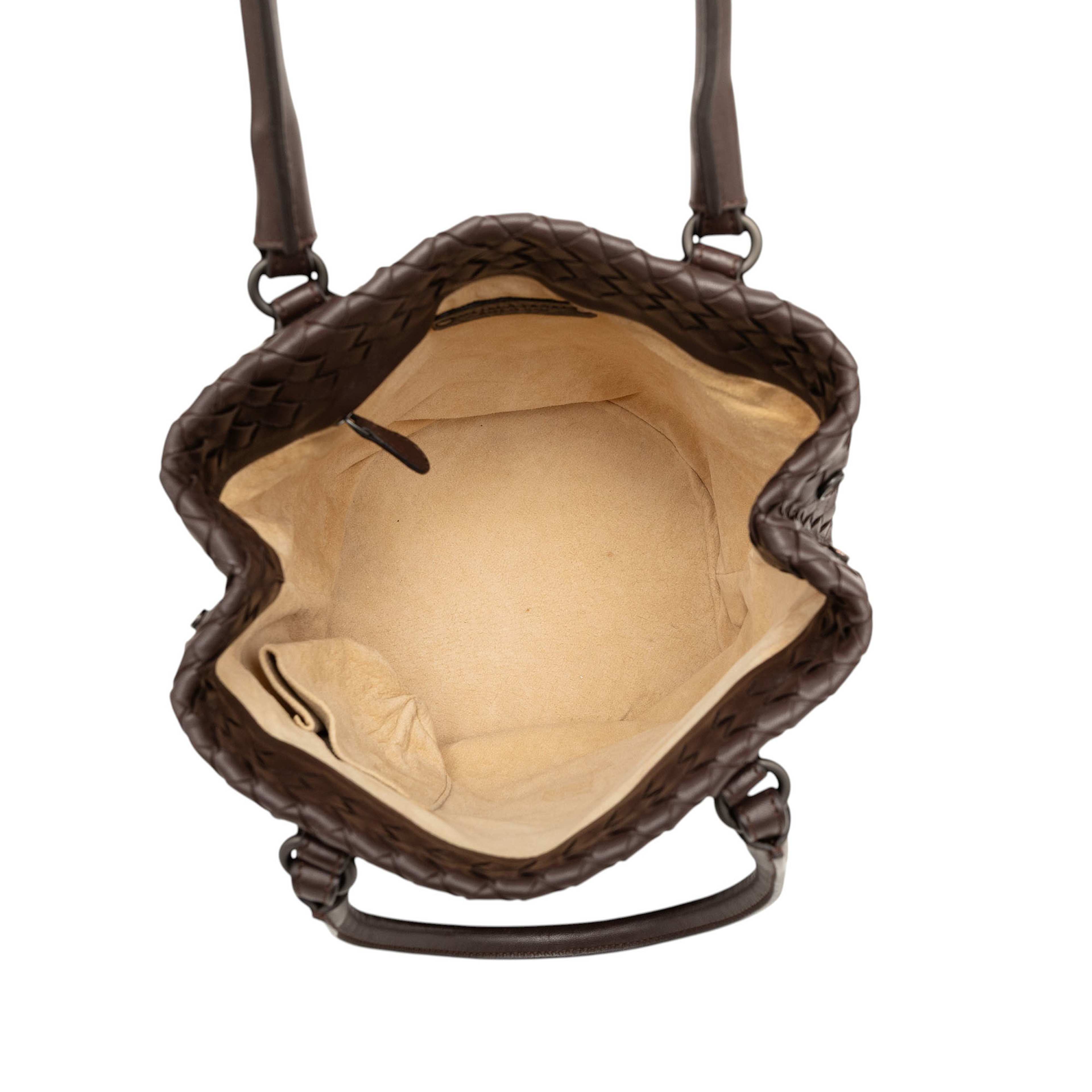 Bottega Veneta Nappa Intrecciato Bucket Bag, från Luxclusif, i färgen dark brown. Klicka för att öppna bilden i stort format