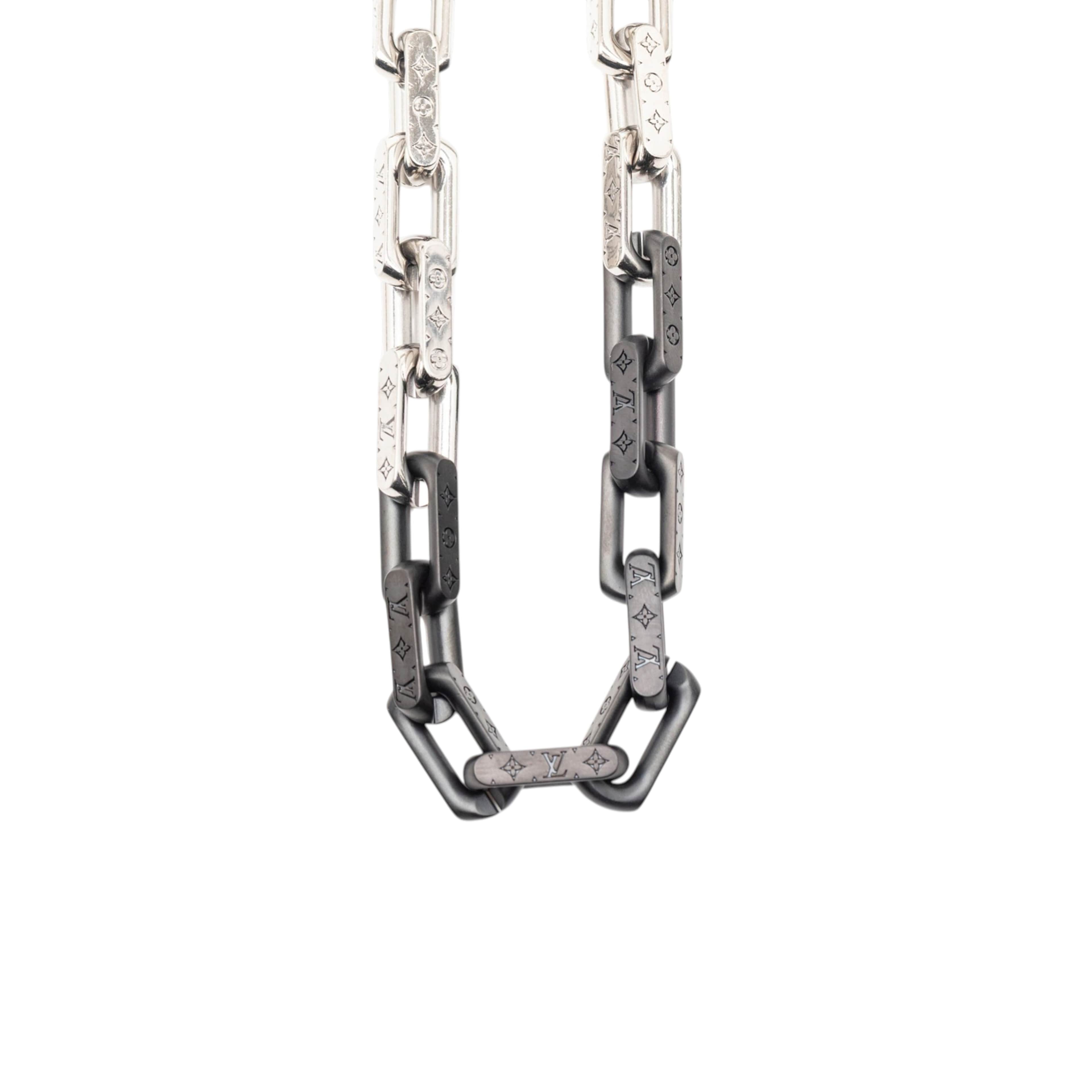 Louis Vuitton Stainless Steel Monogram Chain Necklace, från Luxclusif, i färgen silver. Klicka för att öppna bilden i stort format