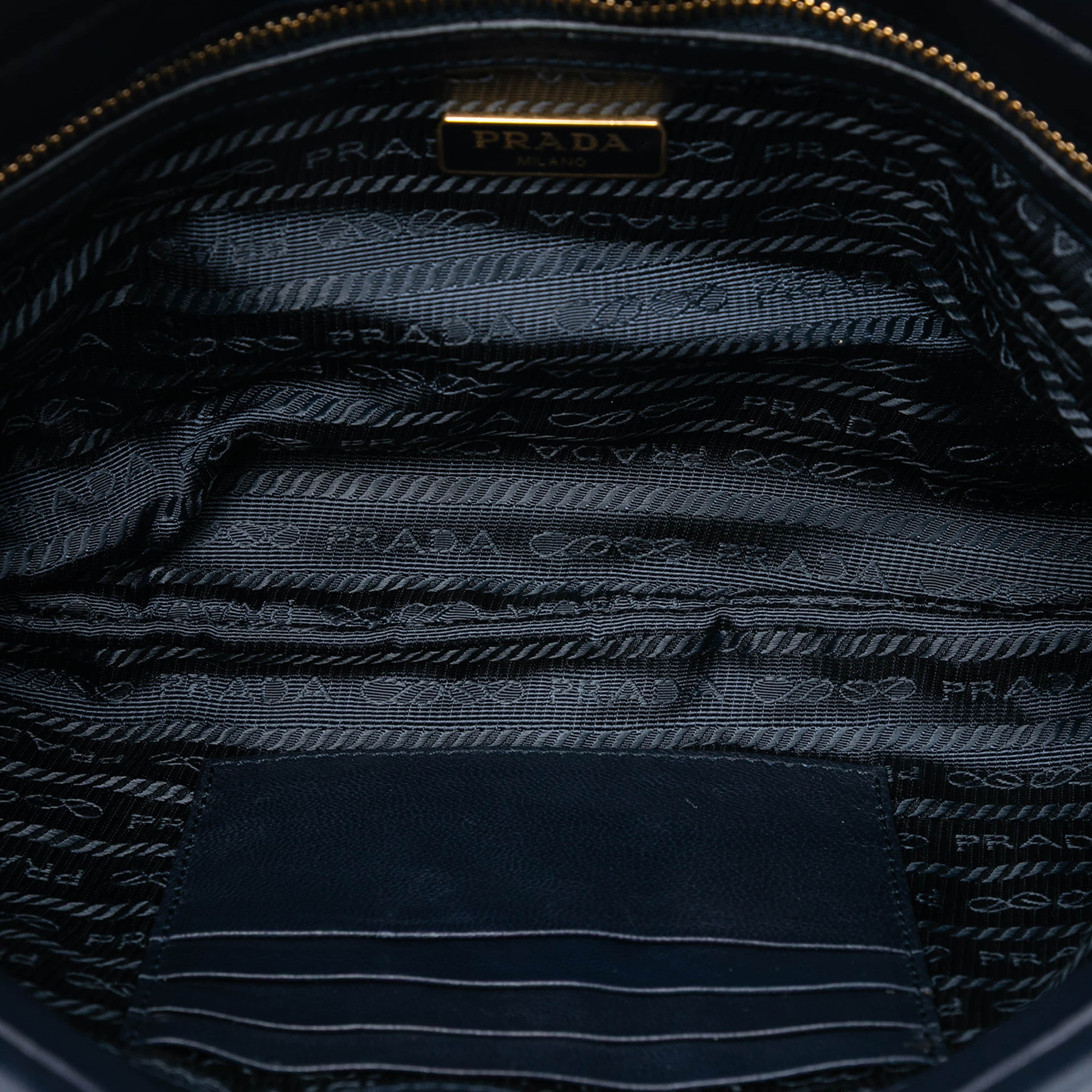 Prada Tessuto Gaufre Crossbody, från Luxclusif, i färgen navy. Klicka för att öppna bilden i stort format