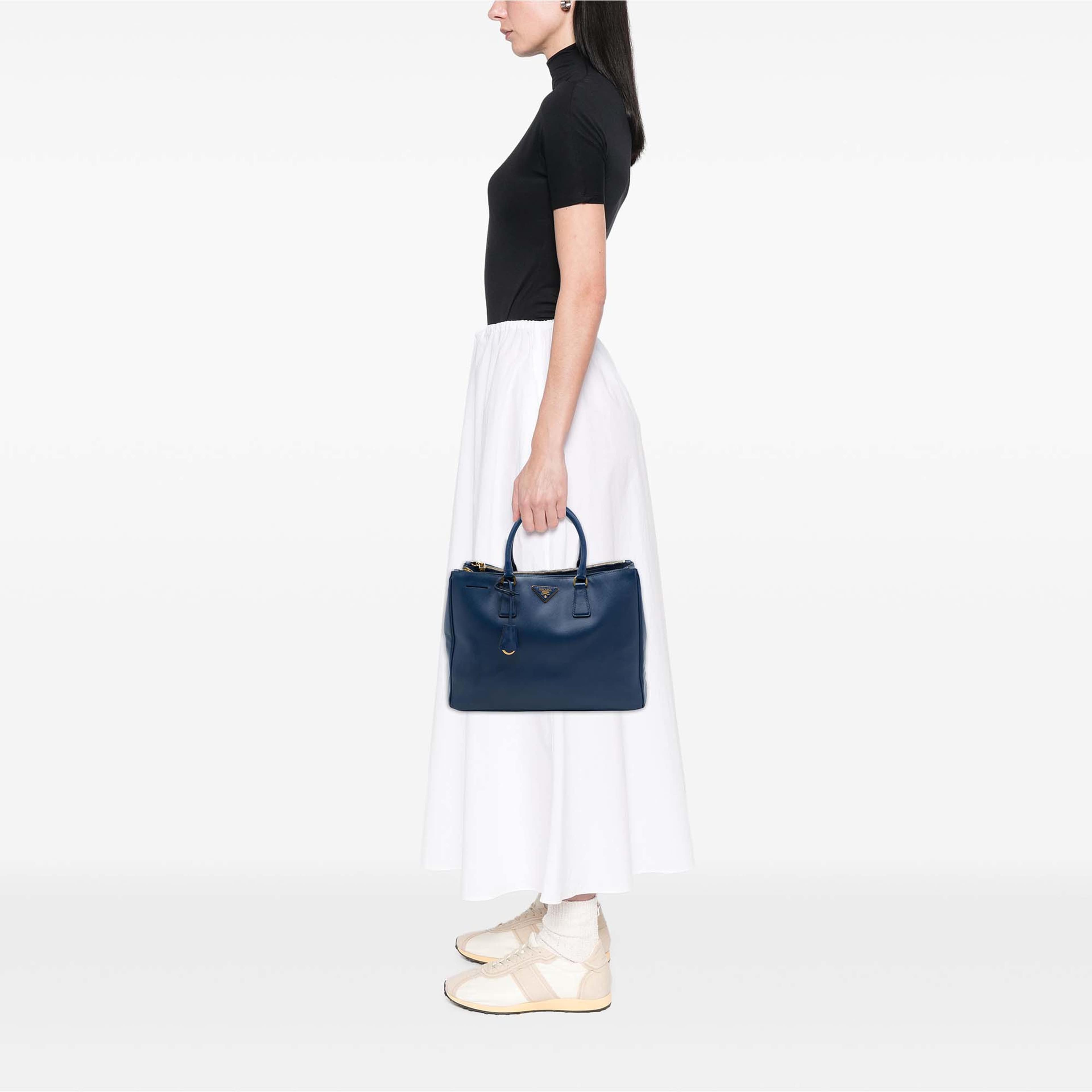 Prada Large Saffiano Lux Galleria Double Zip Tote, från Luxclusif, i färgen blå. Klicka för att öppna bilden i stort format