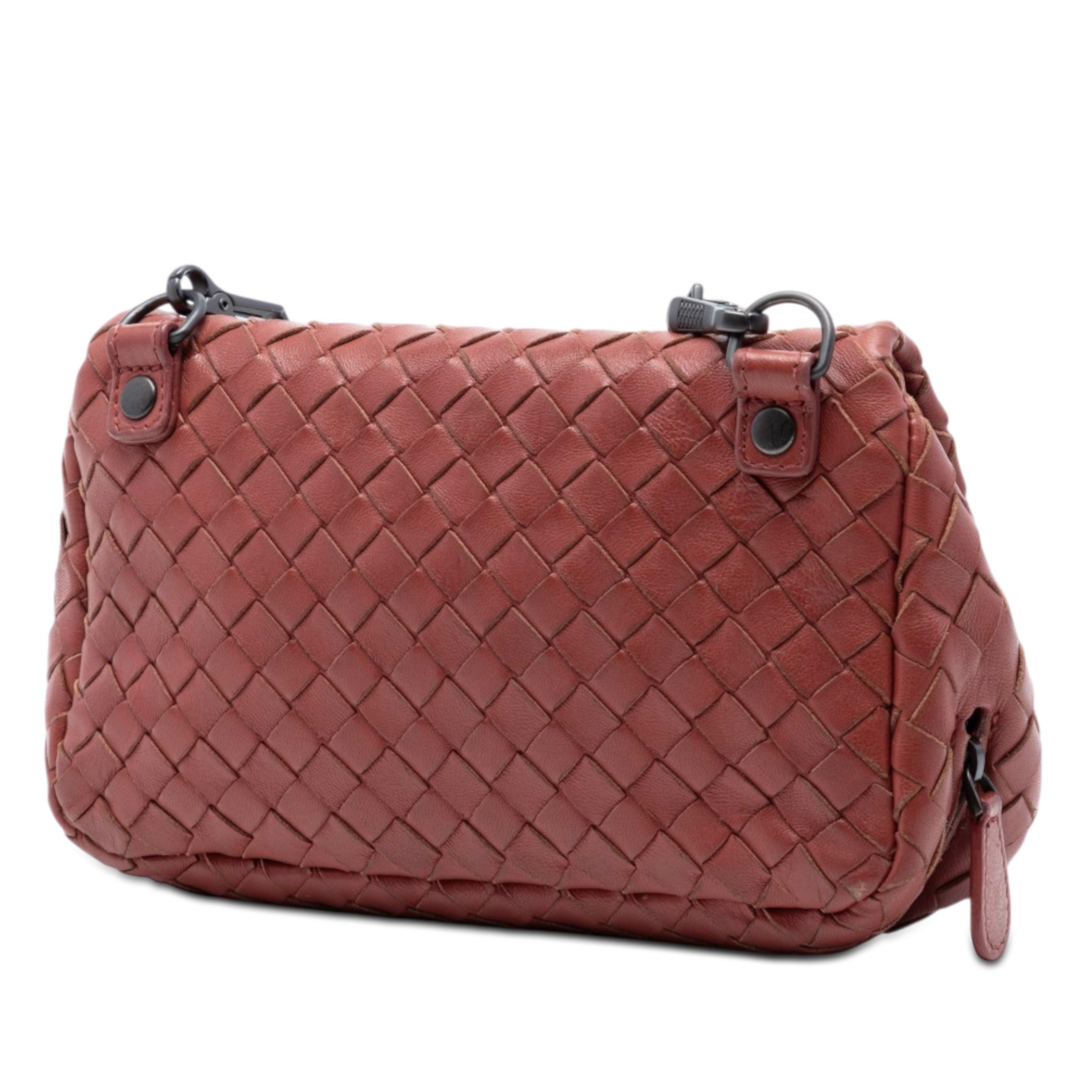 Bottega Veneta Mini Nappa Intrecciato Expandable Chain Flap Crossbody, från Luxclusif, i färgen röd. Klicka för att öppna bilden i stort format