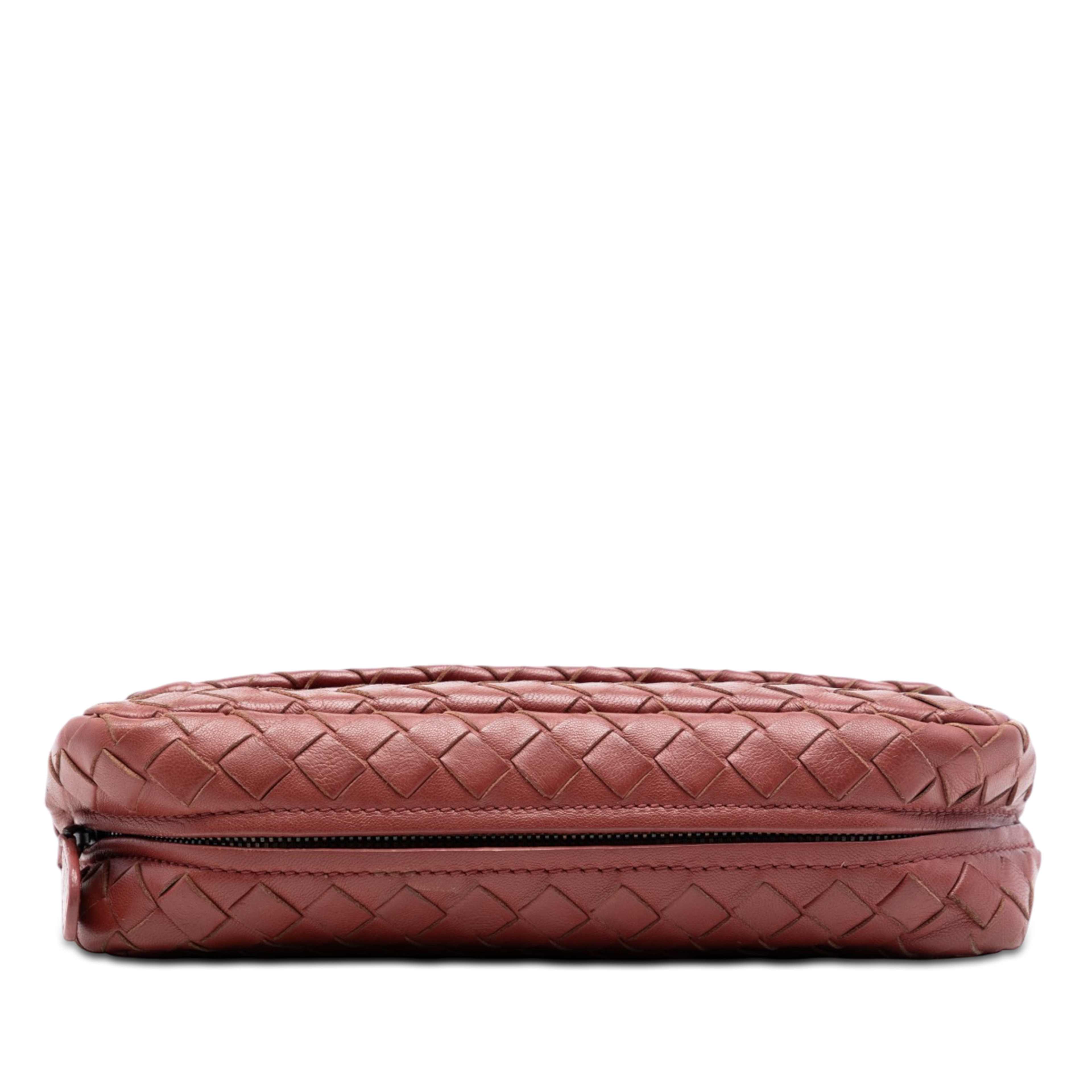 Bottega Veneta Mini Nappa Intrecciato Expandable Chain Flap Crossbody, från Luxclusif, i färgen röd. Klicka för att öppna bilden i stort format