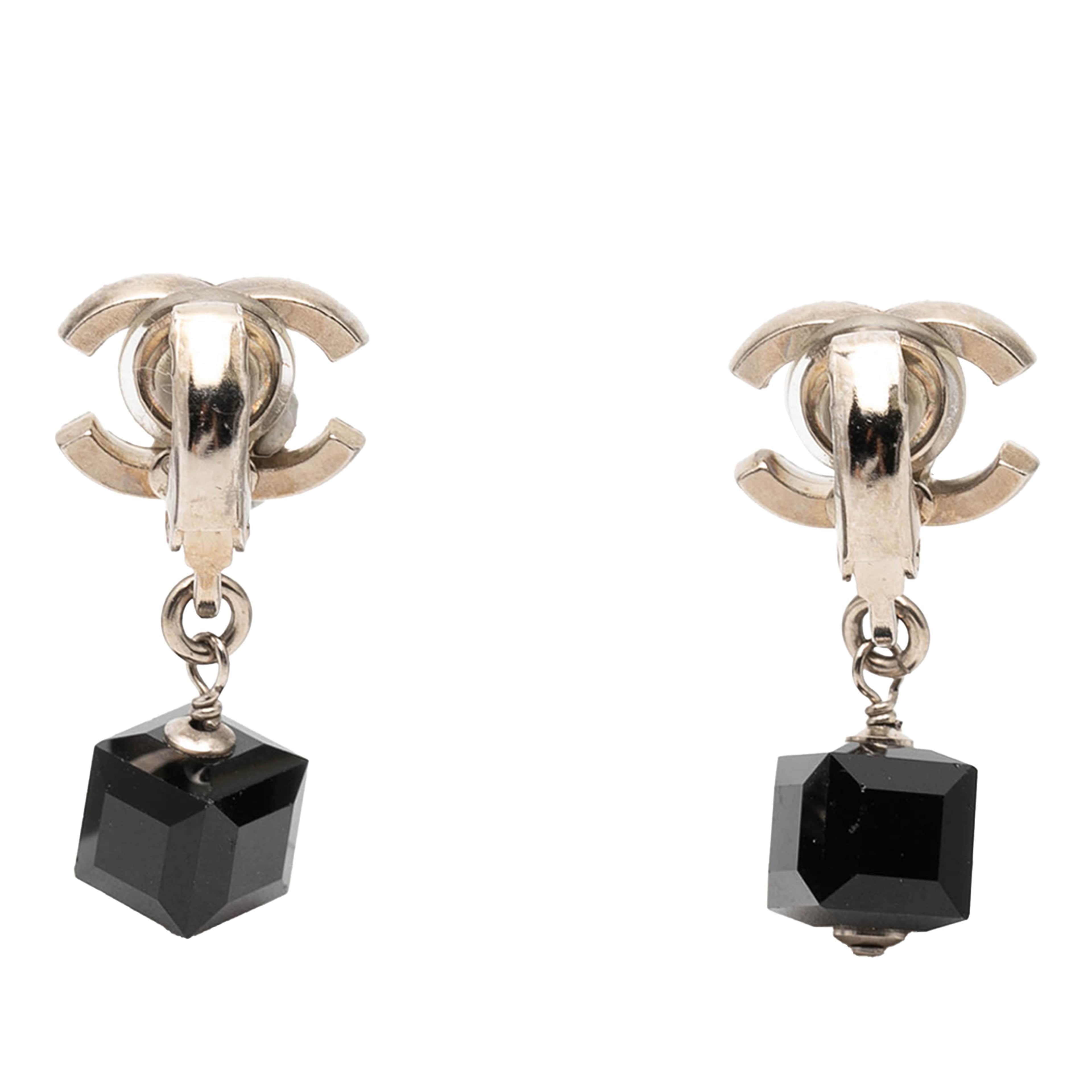 Chanel Cc Brass Cube Rhinestone Drop Clip On Earrings, från Luxclusif, i färgen svart. Klicka för att öppna bilden i stort format