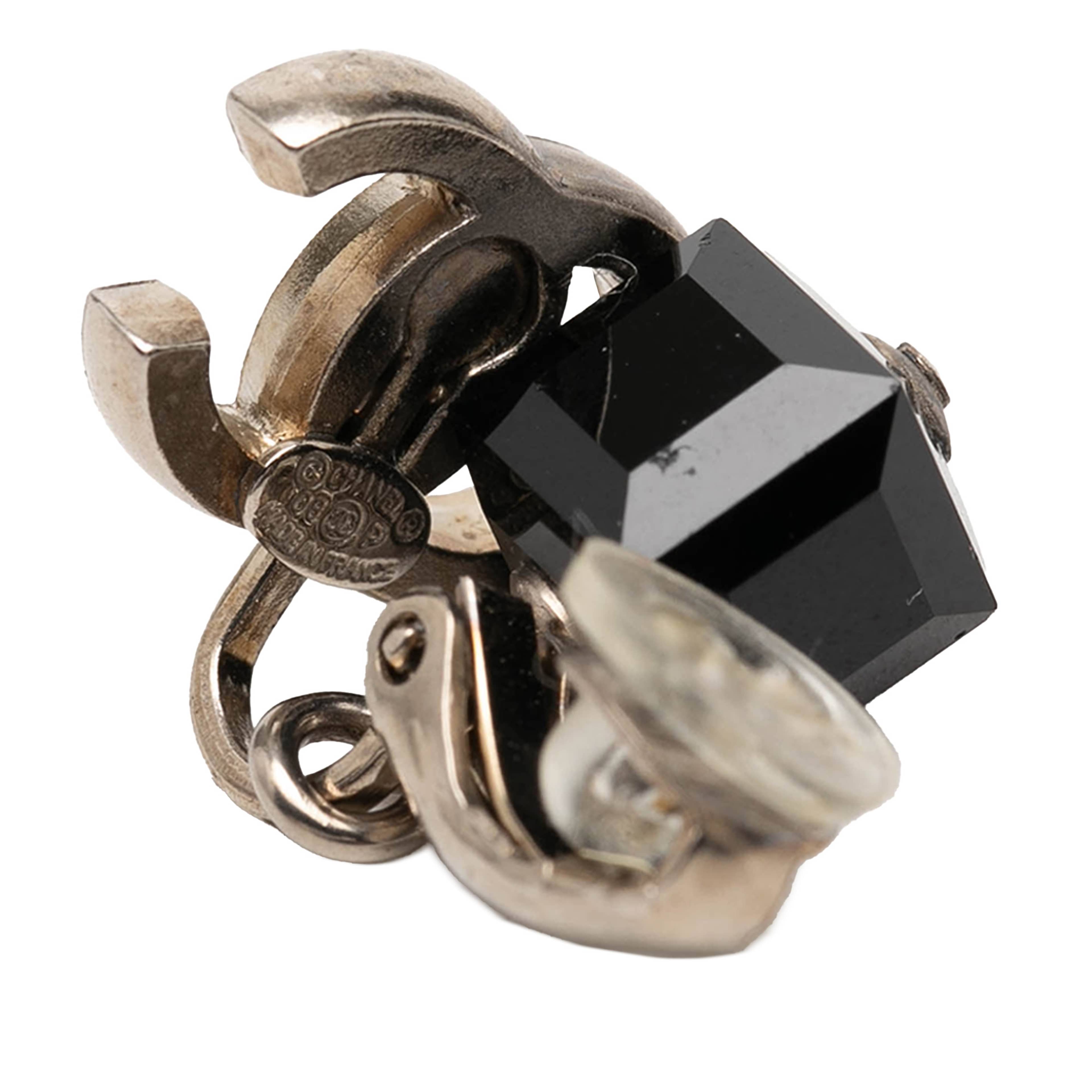 Chanel Cc Brass Cube Rhinestone Drop Clip On Earrings, från Luxclusif, i färgen svart. Klicka för att öppna bilden i stort format