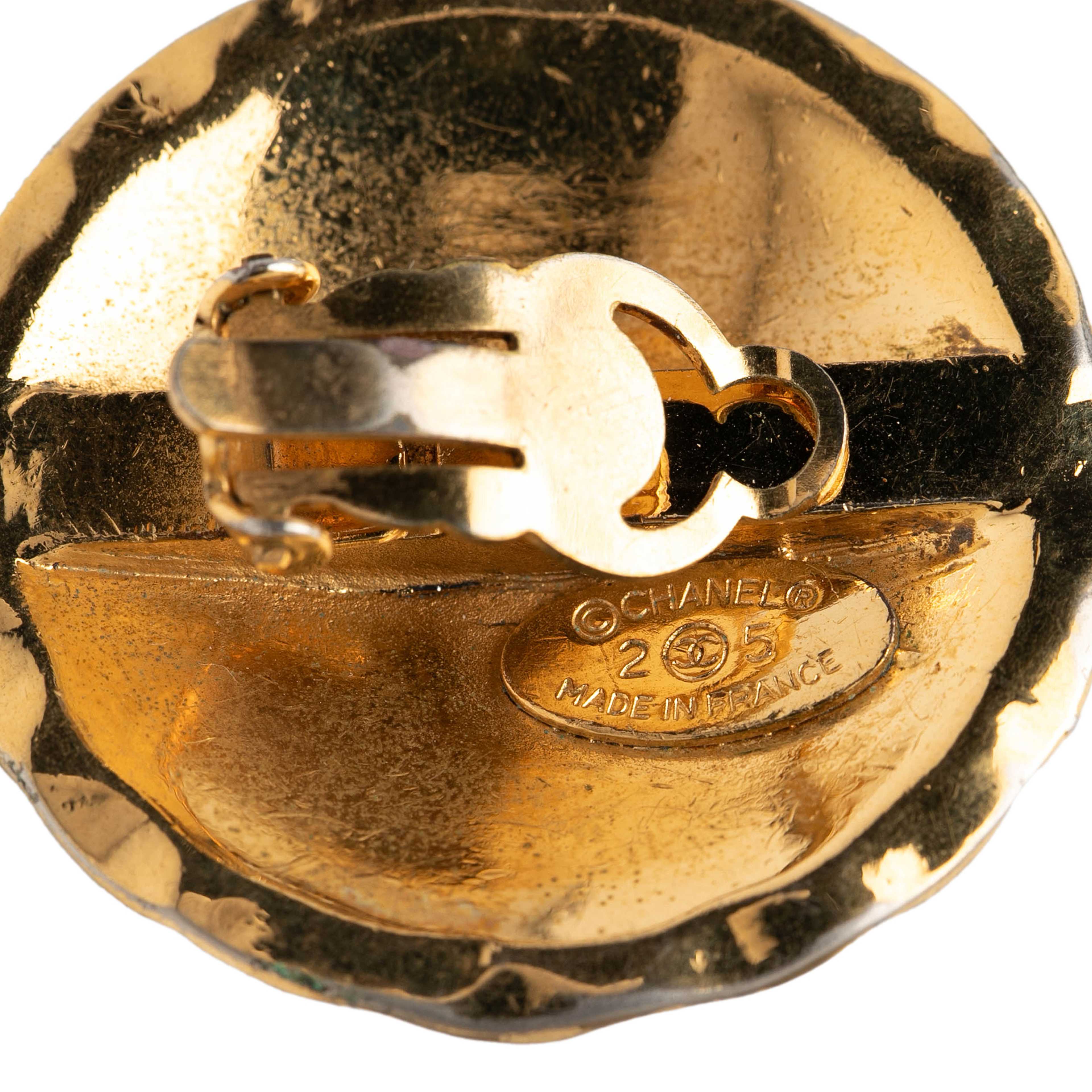Chanel Cc Quilted Gold Plated Round Clip On Earrings, från Luxclusif, i färgen guld. Klicka för att öppna bilden i stort format