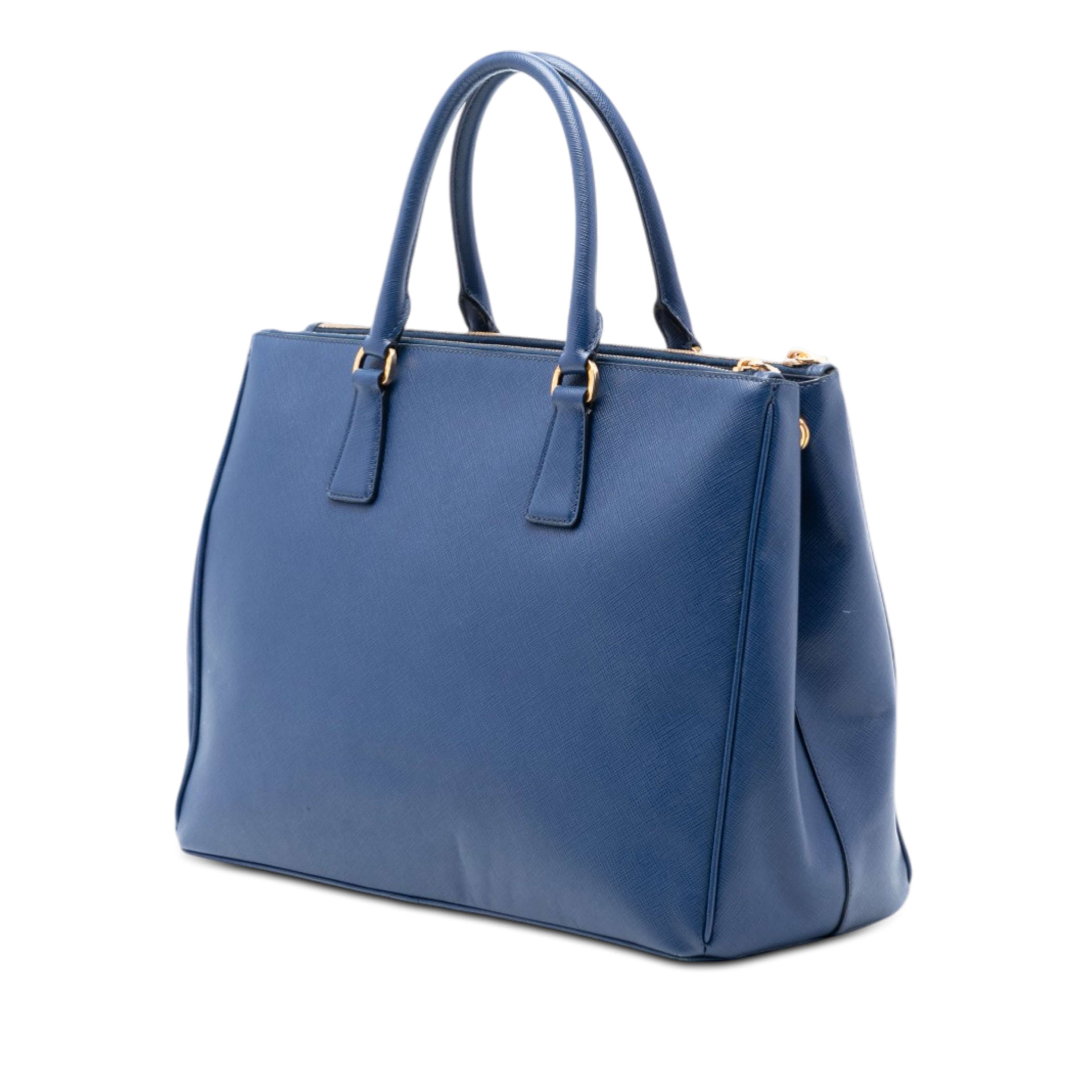 Prada Large Saffiano Lux Galleria Double Zip Tote, från Luxclusif, i färgen blå. Klicka för att öppna bilden i stort format