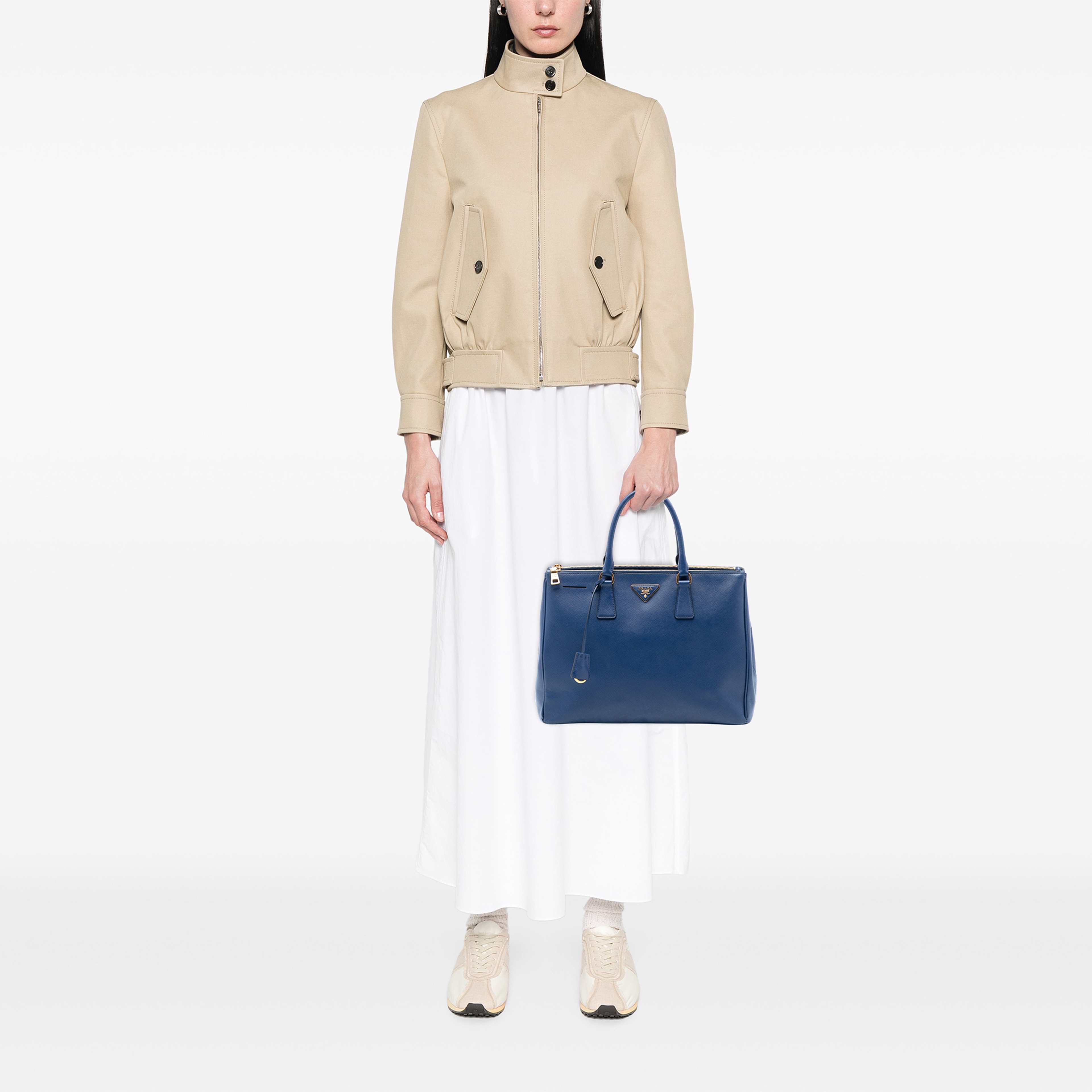 Prada Large Saffiano Lux Galleria Double Zip Tote, från Luxclusif, i färgen blå. Klicka för att öppna bilden i stort format