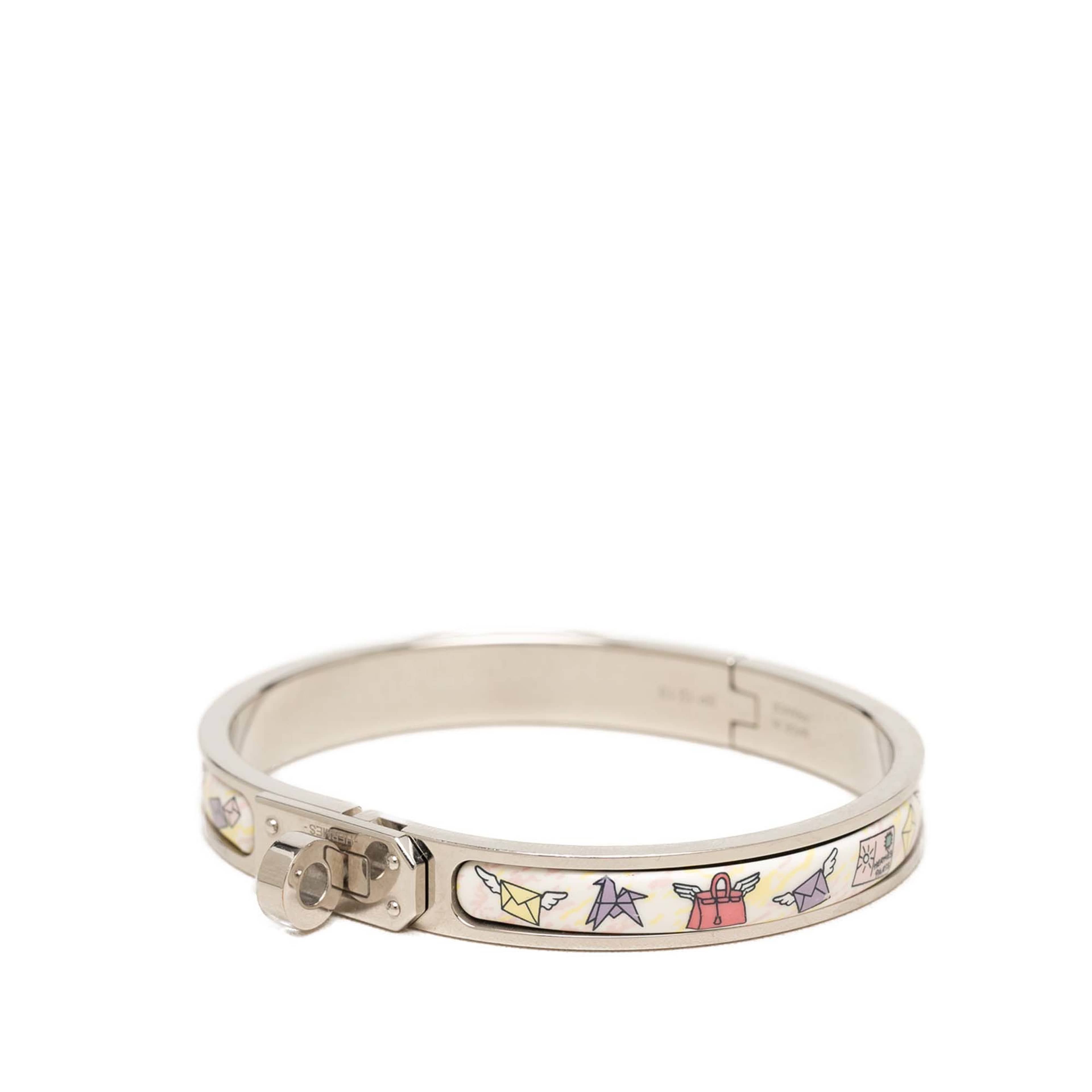 Hermès Narrow Enamel Mini Clic Kelly Flagship Bracelet, från Luxclusif, i färgen silver. Klicka för att öppna bilden i stort format