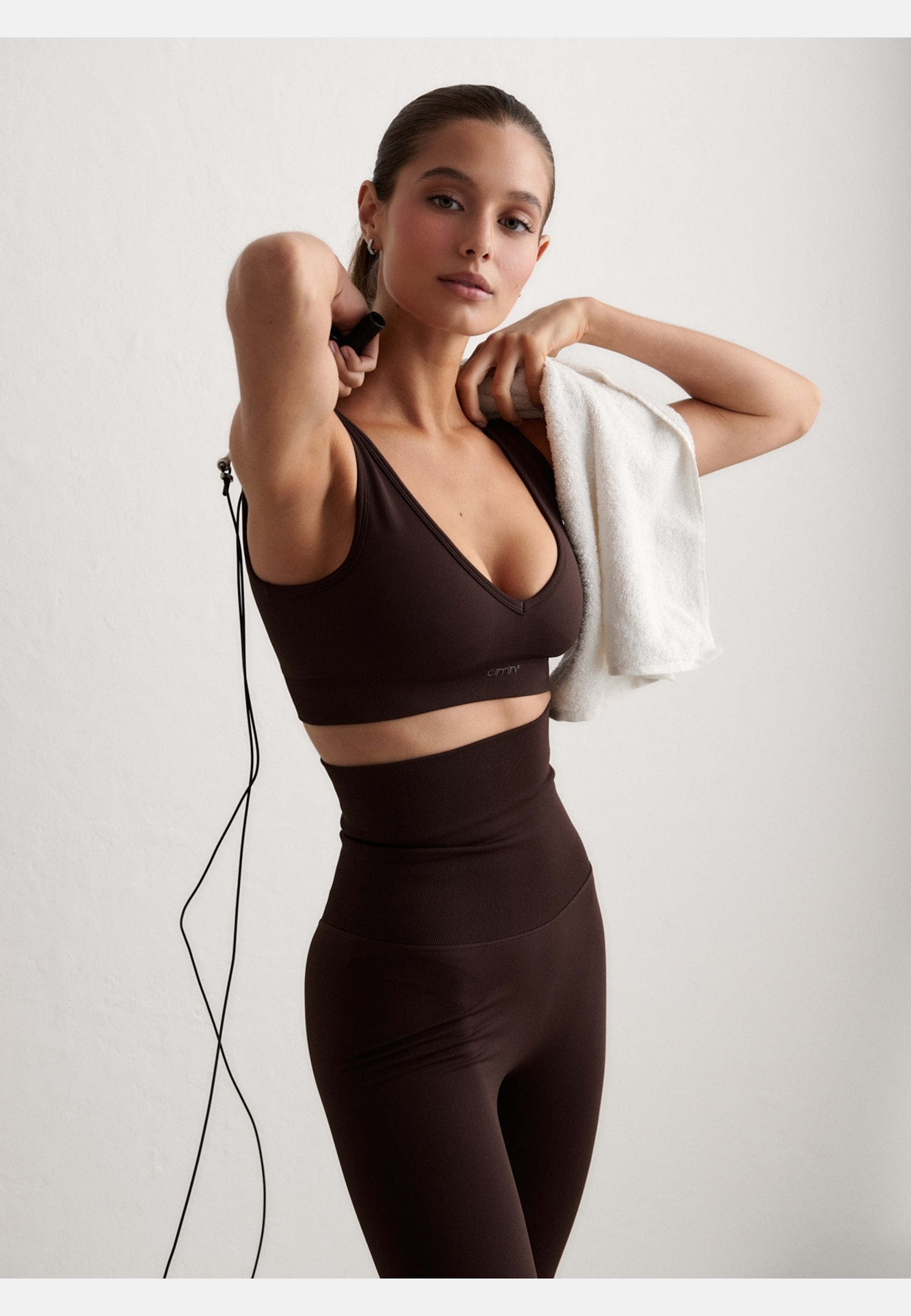 Shape Seamless Deep Cut Bra, från aim'n, i färgen chocolate. Klicka för att öppna bilden i stort format