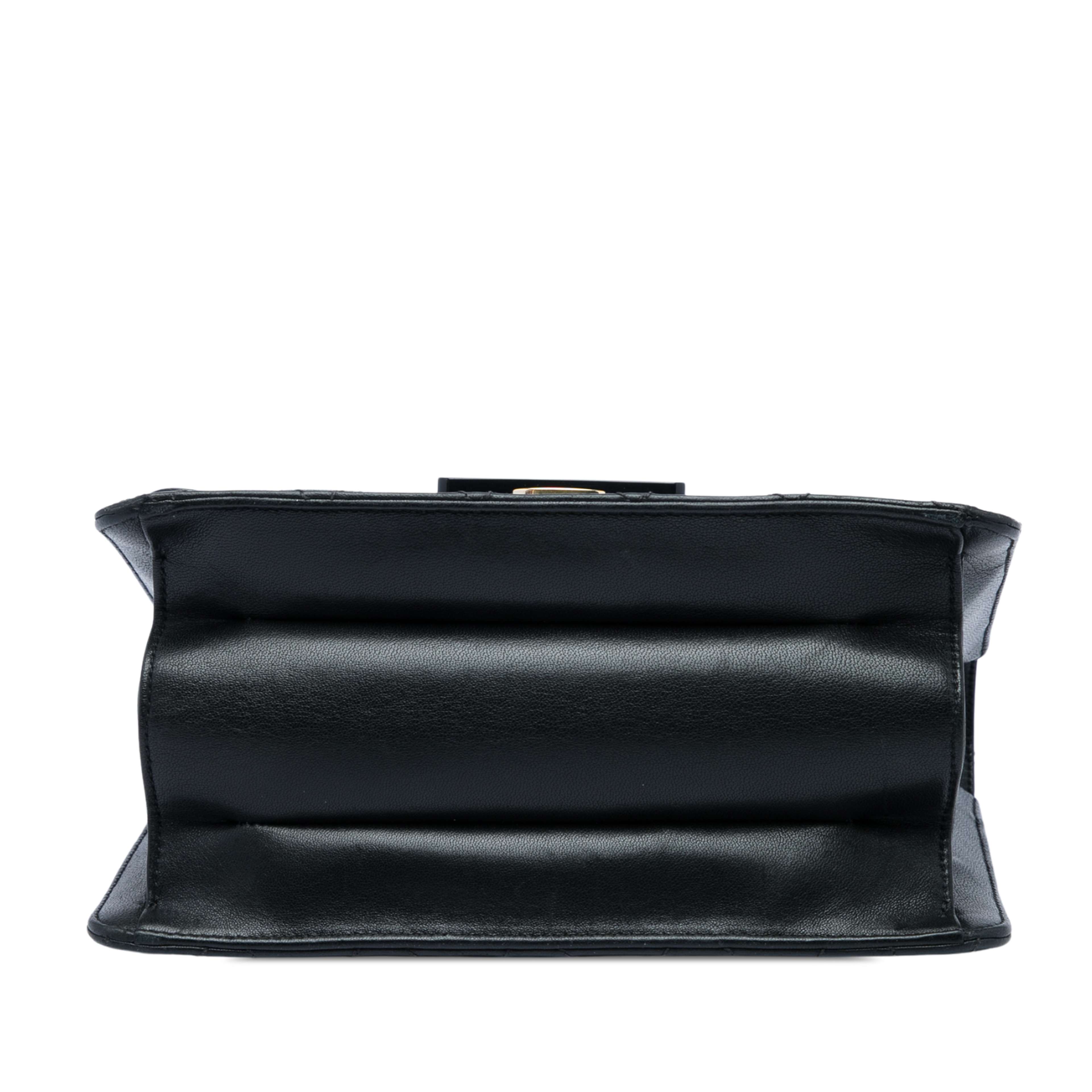 Chanel Medium Quilted Sheepskin Beauty Lock Flap, från Luxclusif, i färgen svart. Klicka för att öppna bilden i stort format