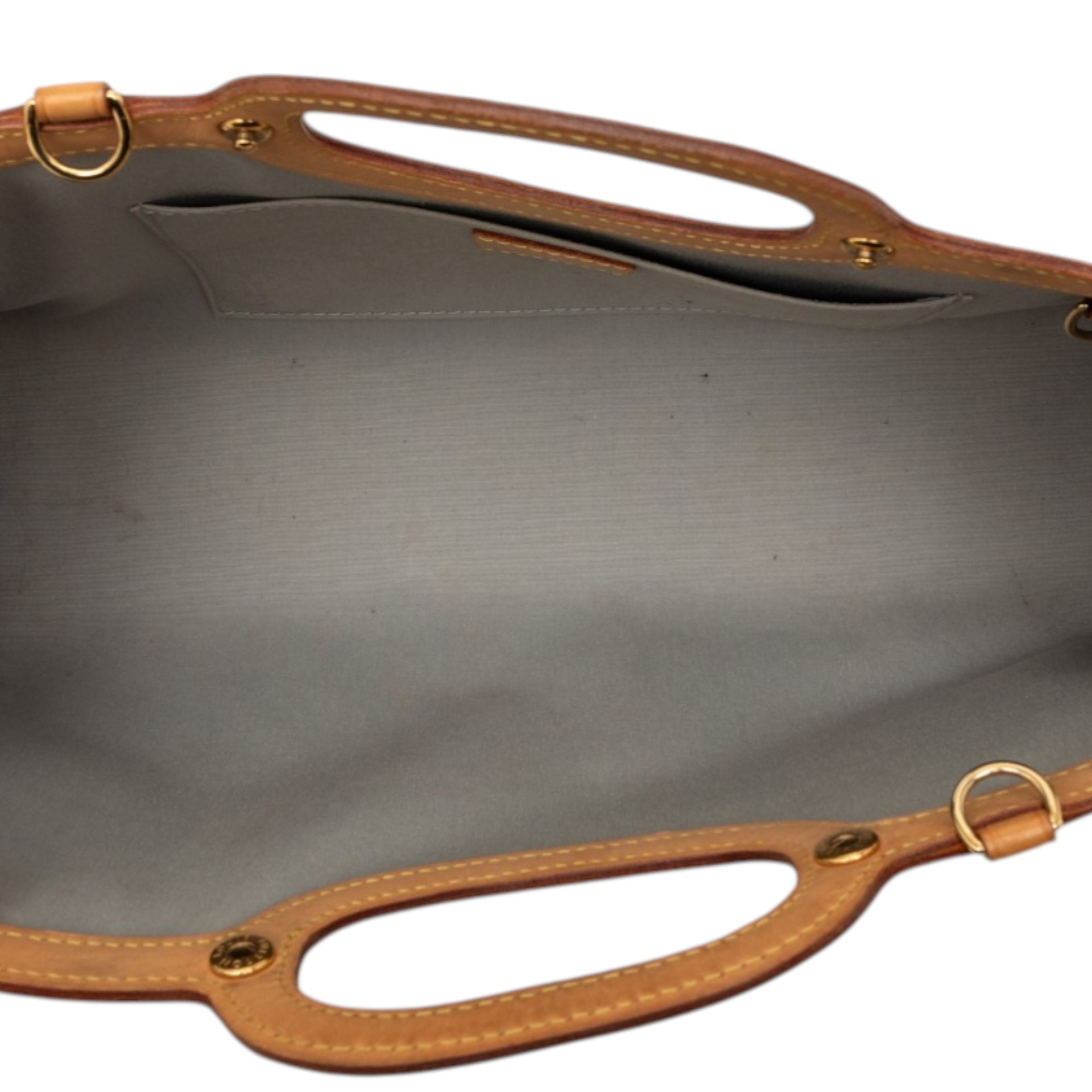 Louis Vuitton Monogram Vernis Roxbury Drive, från Luxclusif, i färgen light yellow. Klicka för att öppna bilden i stort format