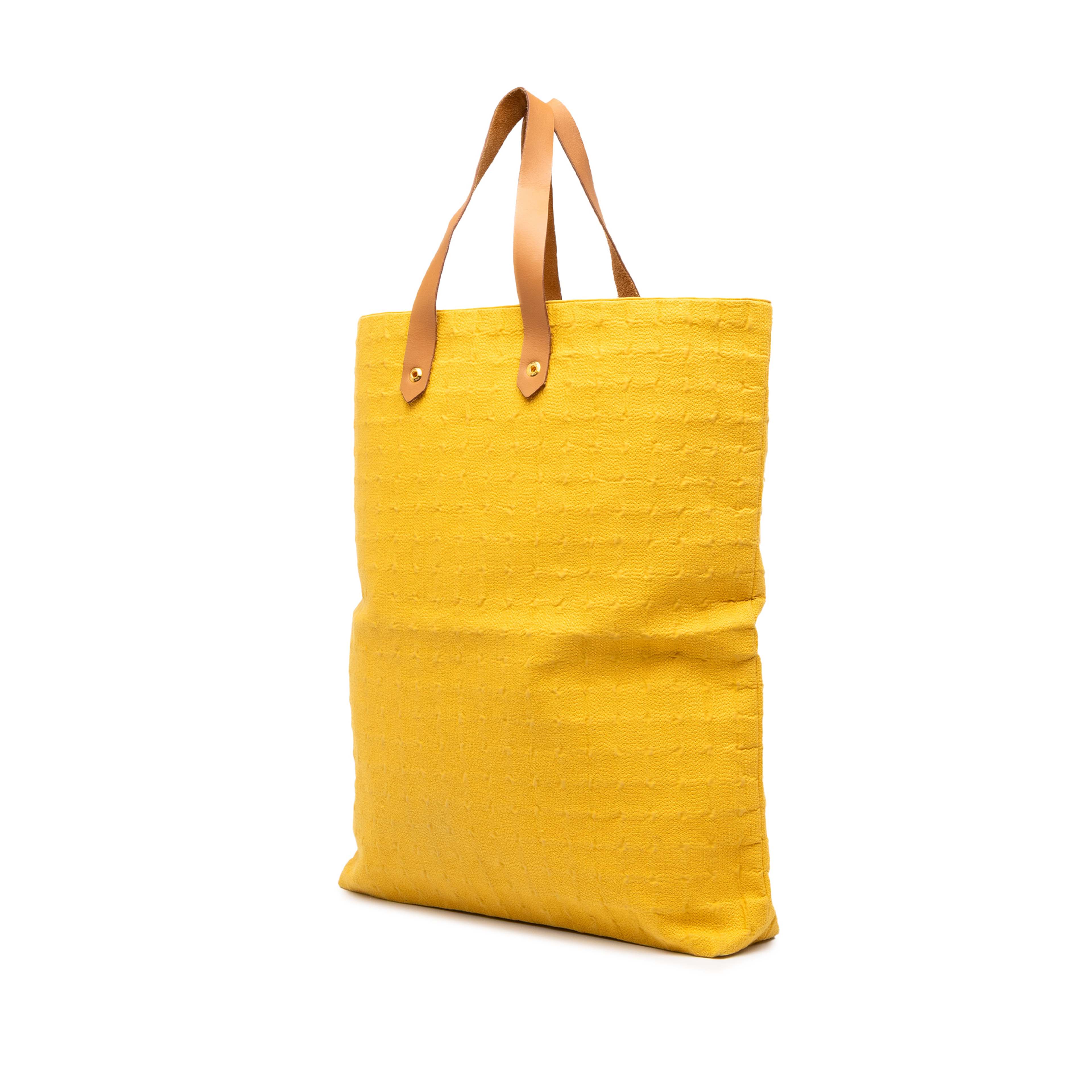 Hermès Canvas Ahmedabad Cabas Ii Gm, från Luxclusif, i färgen gul. Klicka för att öppna bilden i stort format