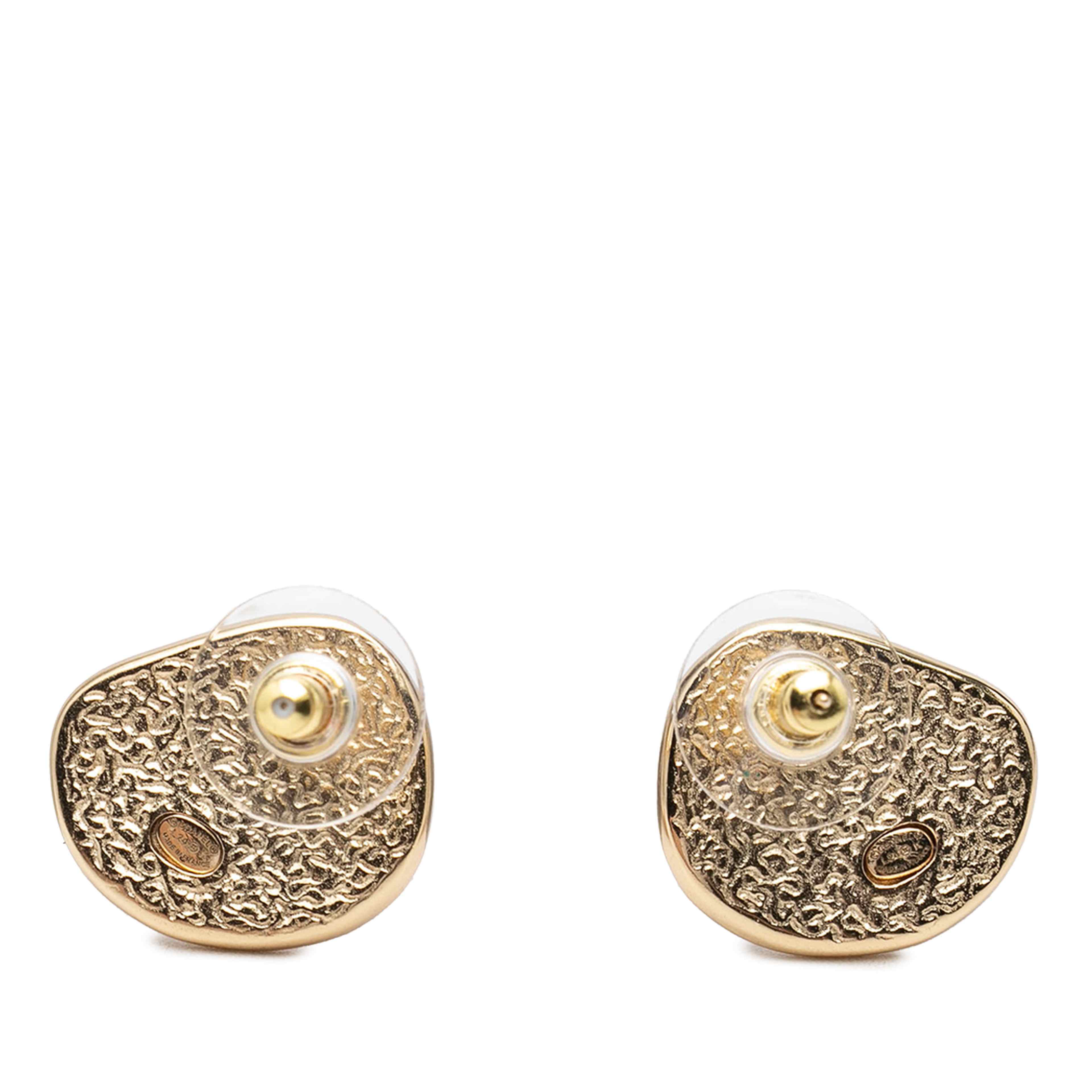 Chanel Cc Gold Plated Enamel Push Back Earrings, från Luxclusif, i färgen gold. Klicka för att öppna bilden i stort format