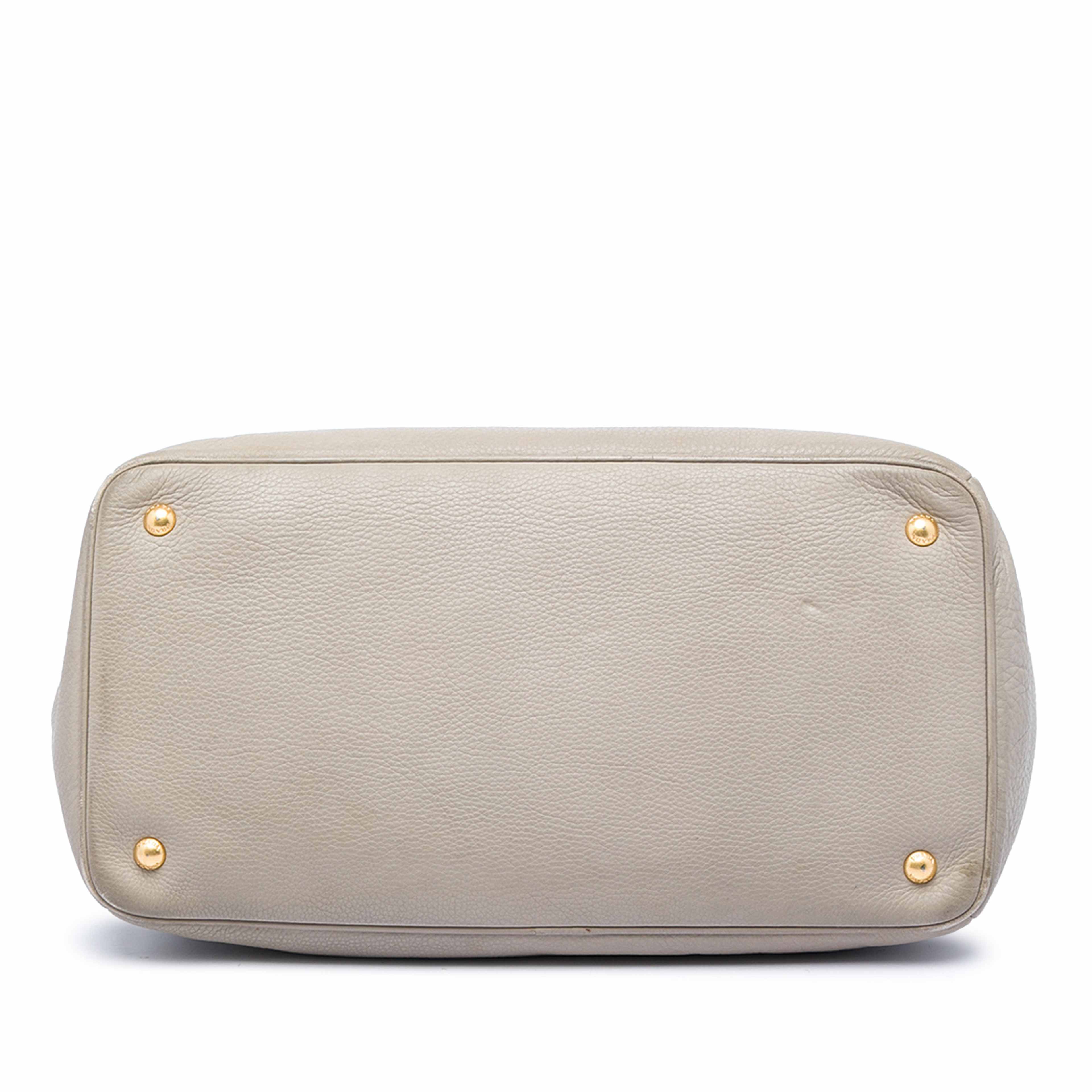 Prada Vitello Daino Open Convertible Tote, från Luxclusif, i färgen grå. Klicka för att öppna bilden i stort format