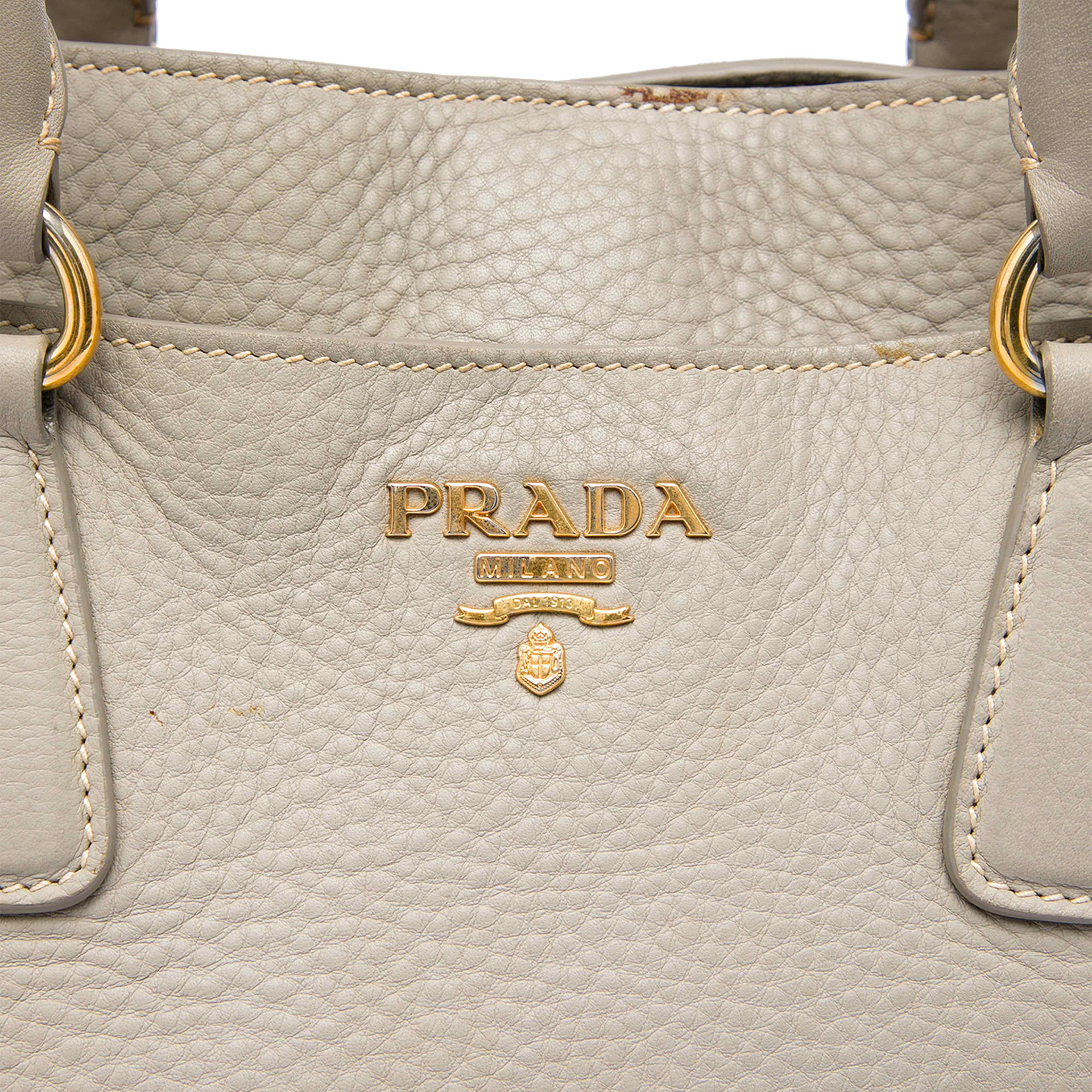 Prada Vitello Daino Open Convertible Tote, från Luxclusif, i färgen grå. Klicka för att öppna bilden i stort format