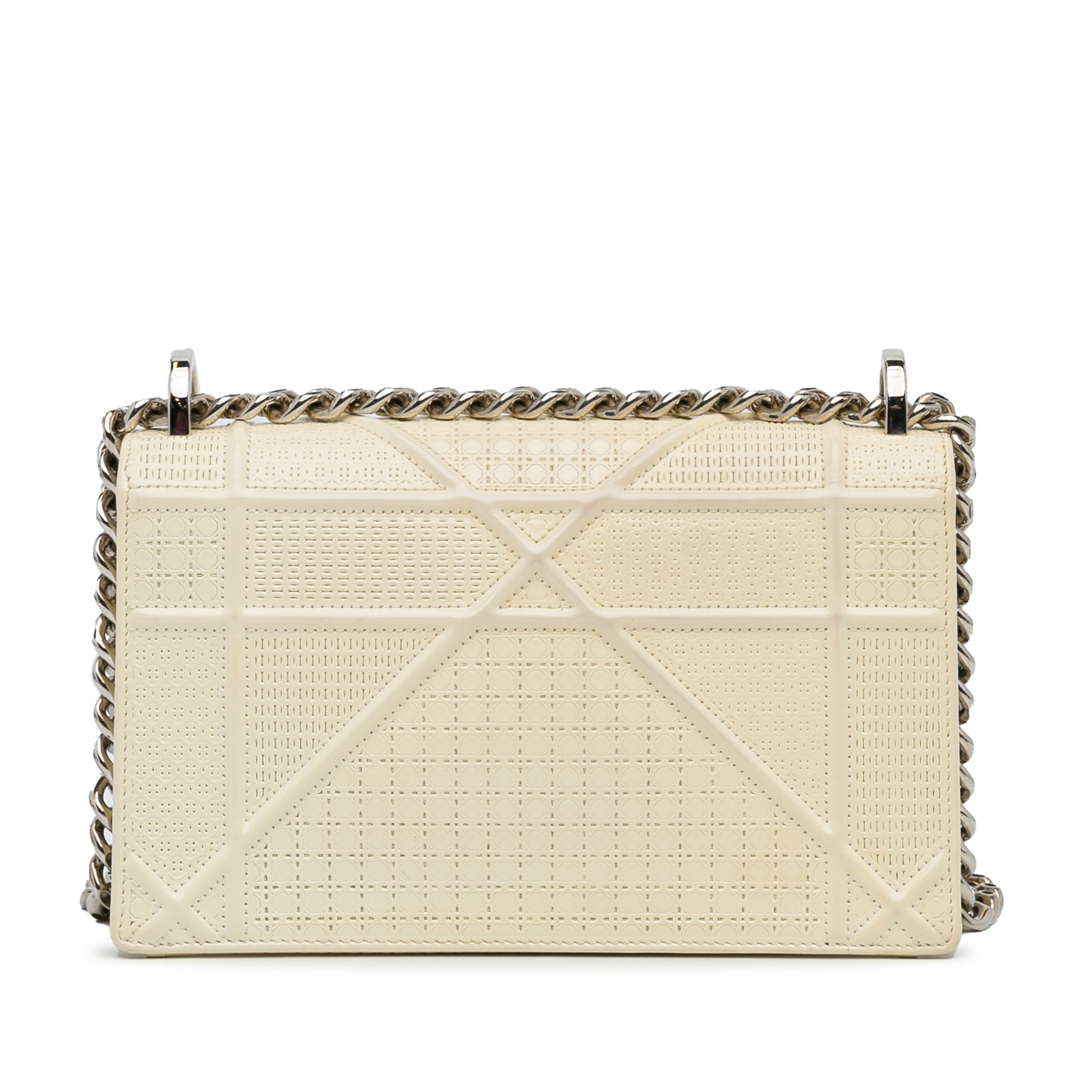 Dior Medium Patent Diorama, från Luxclusif, i färgen white. Klicka för att öppna bilden i stort format