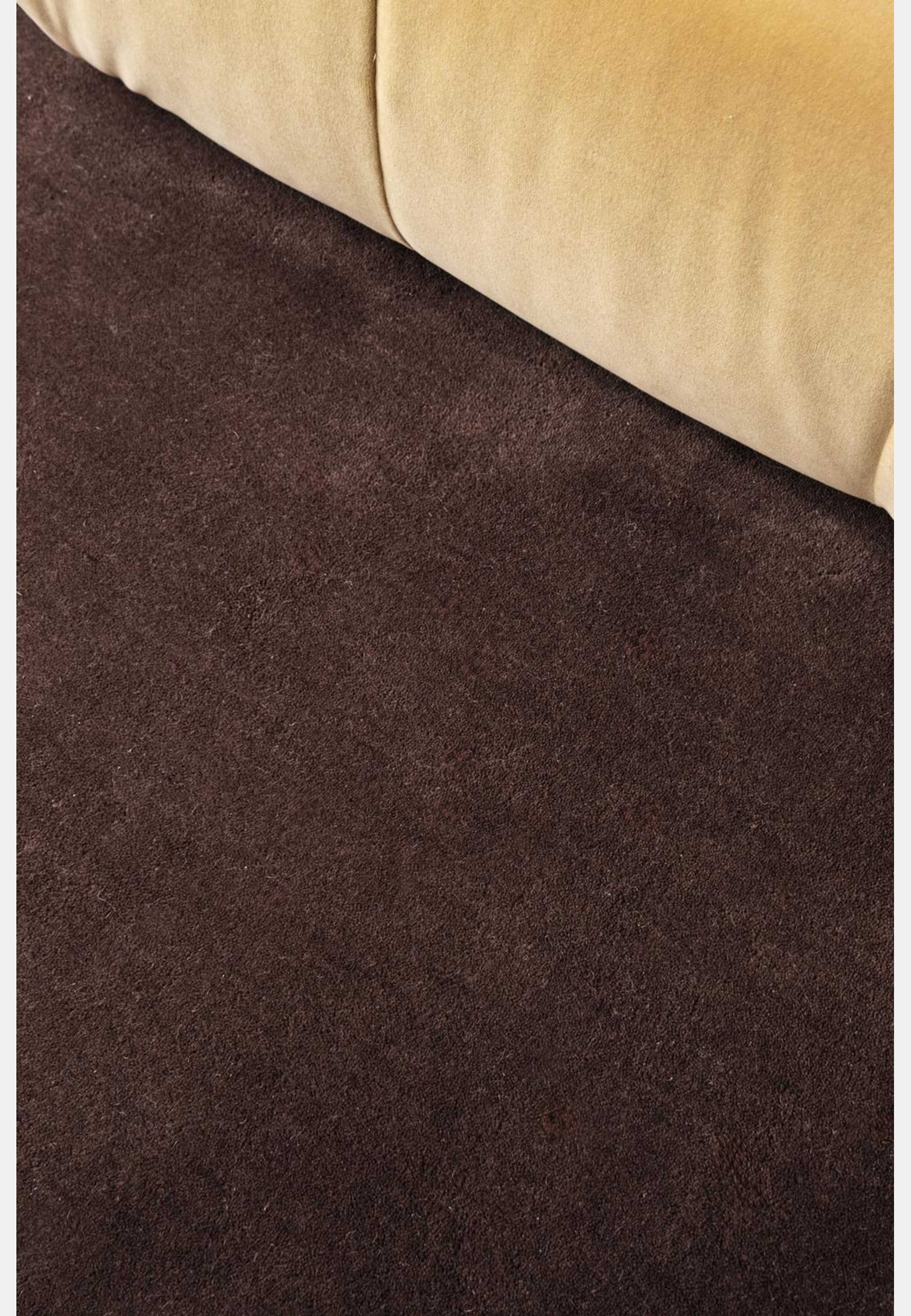 Classic Solid Ullmatta 200x300 cm, från Layered, i färgen brun. Klicka för att öppna bilden i stort format