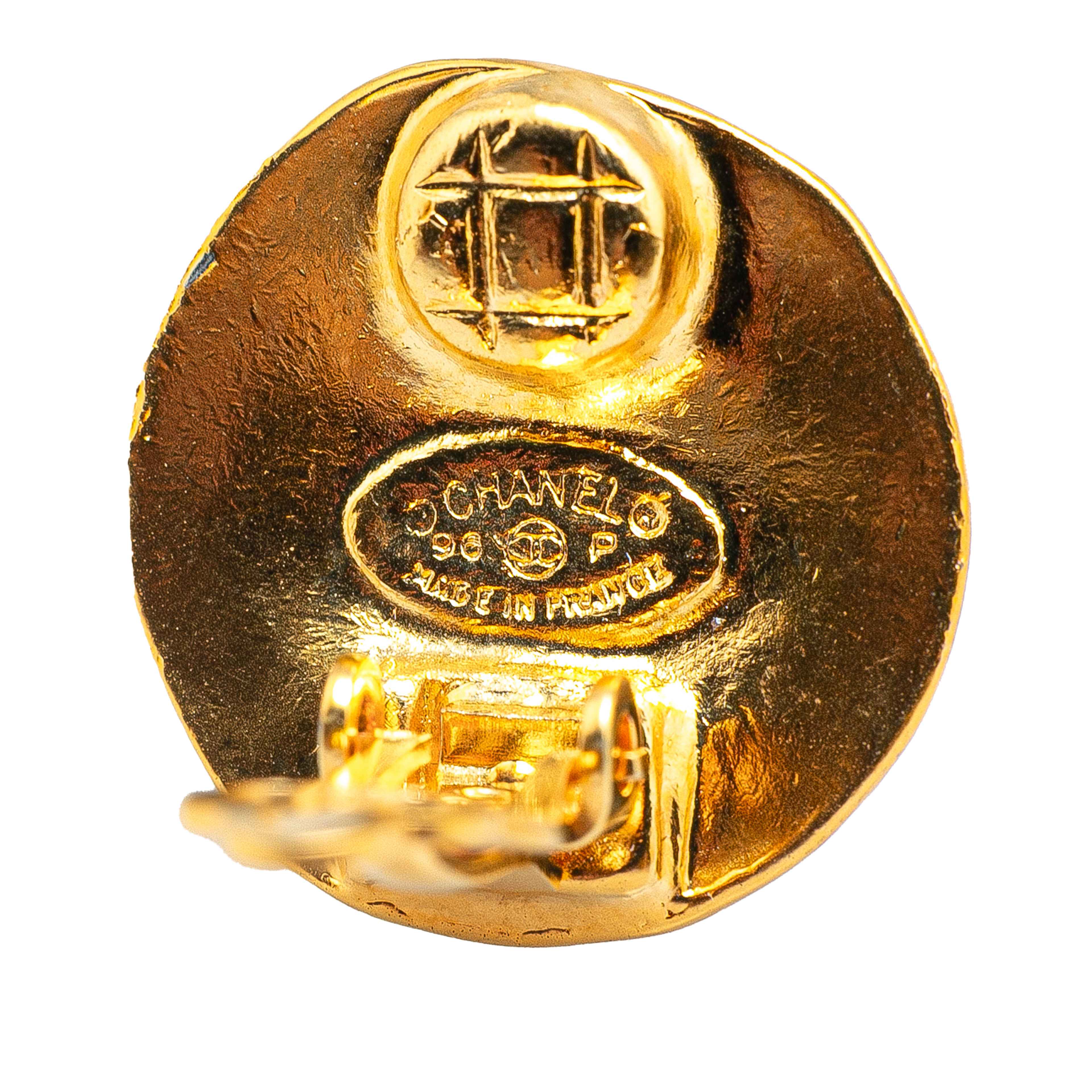 Chanel Gold Plated Cc Round Clip On Earrings, från Luxclusif, i färgen guld. Klicka för att öppna bilden i stort format