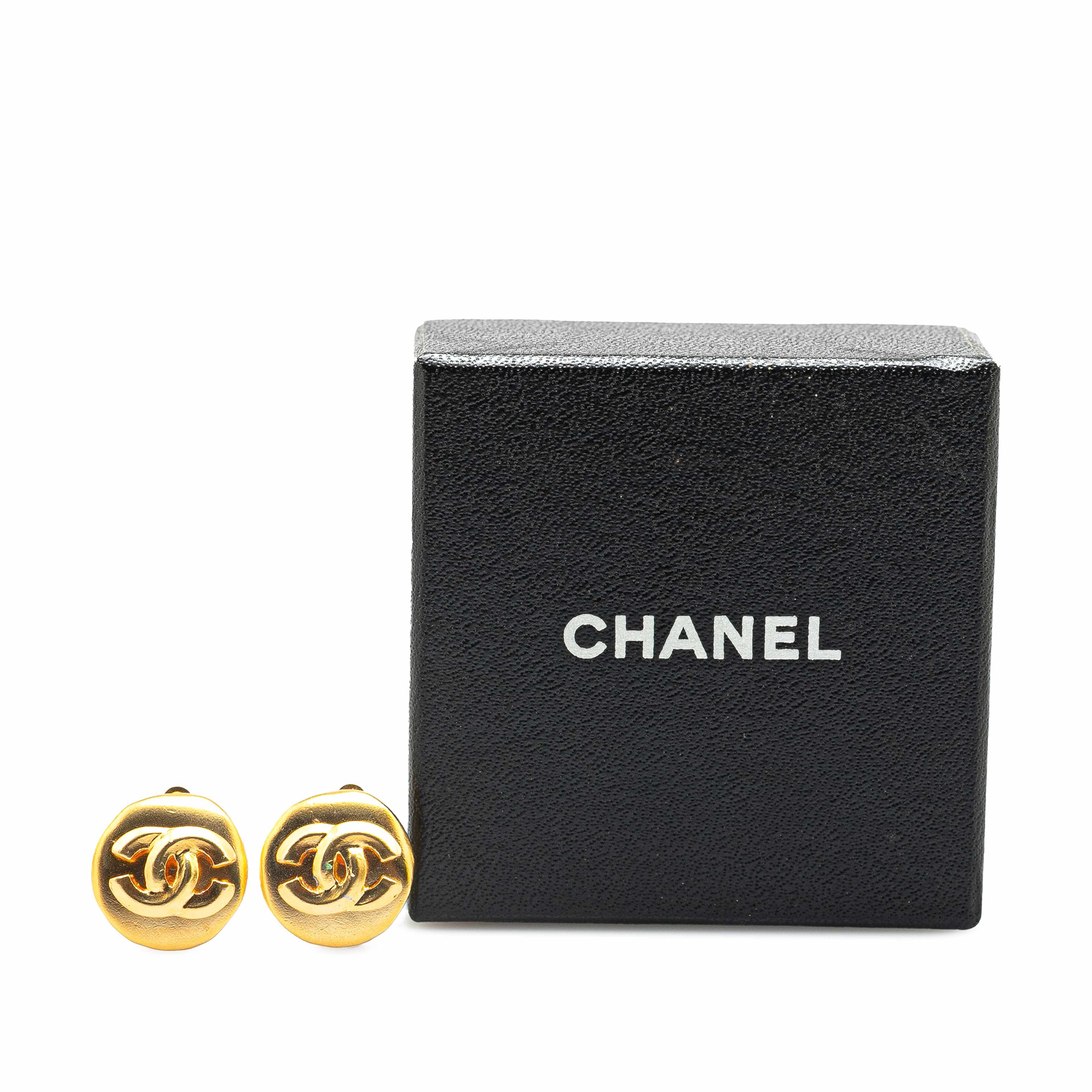 Chanel Gold Plated Cc Round Clip On Earrings, från Luxclusif, i färgen gold. Klicka för att öppna bilden i stort format