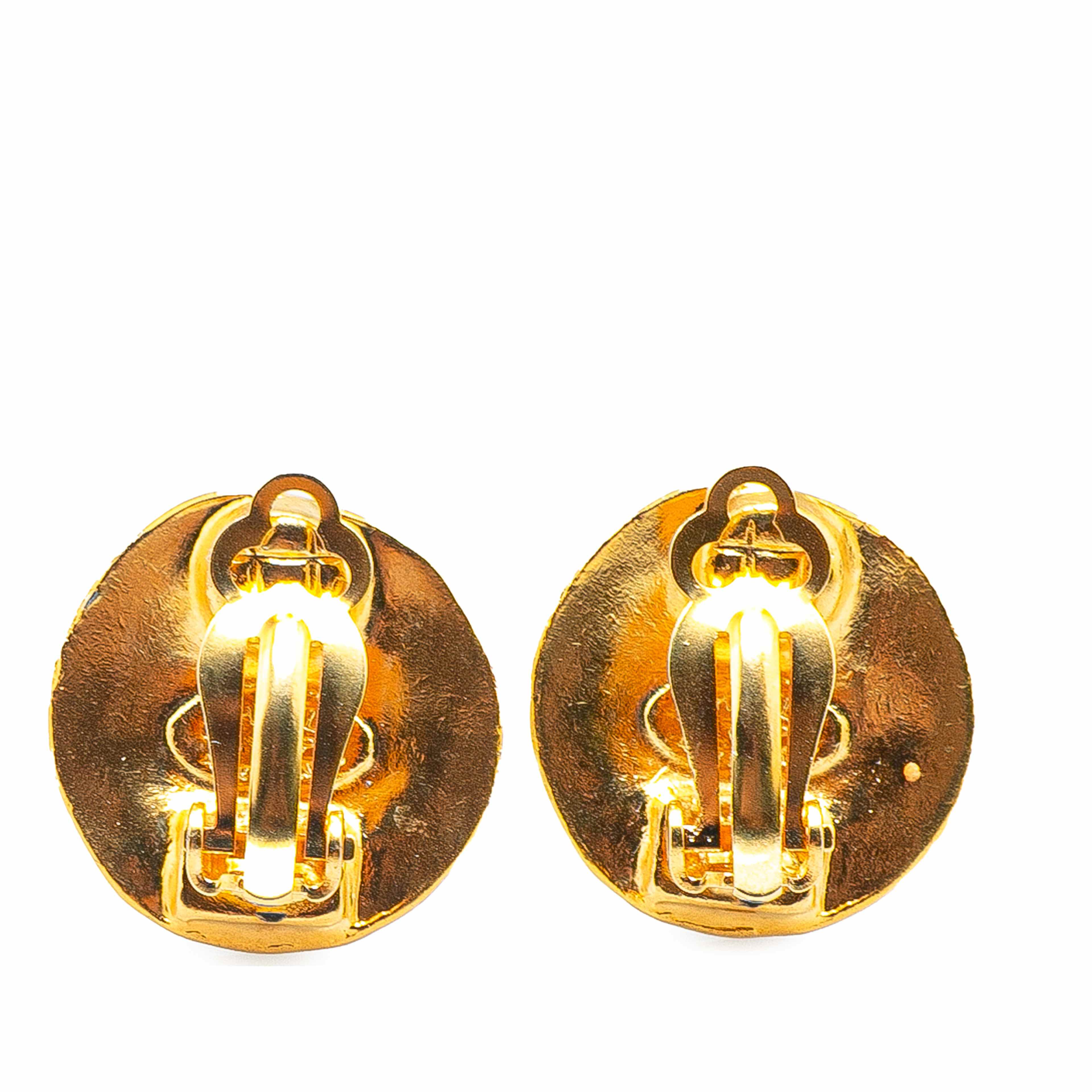 Chanel Gold Plated Cc Round Clip On Earrings, från Luxclusif, i färgen gold. Klicka för att öppna bilden i stort format