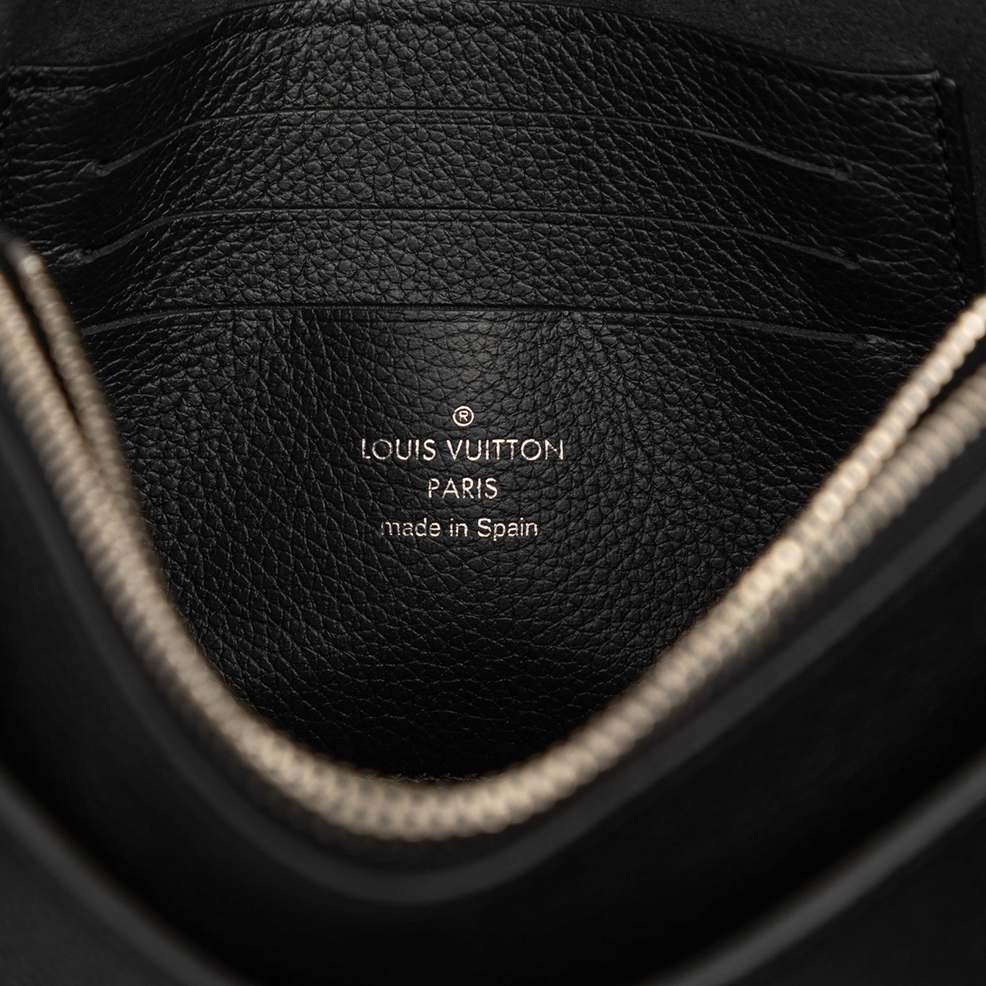 Louis Vuitton Mylockme Chain Pochette, från Luxclusif, i färgen black. Klicka för att öppna bilden i stort format