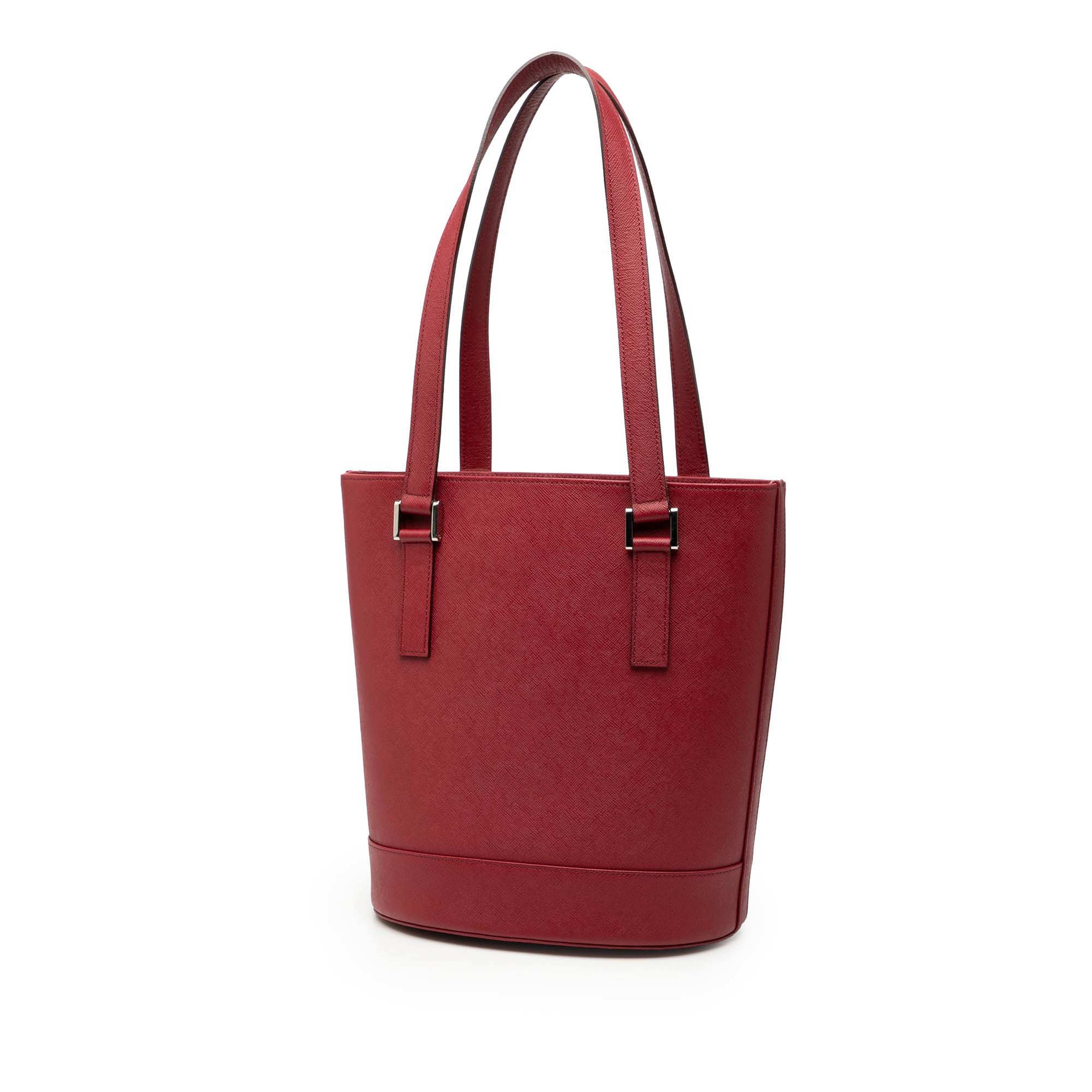 Burberry Leather Tote, från Luxclusif, i färgen red. Klicka för att öppna bilden i stort format
