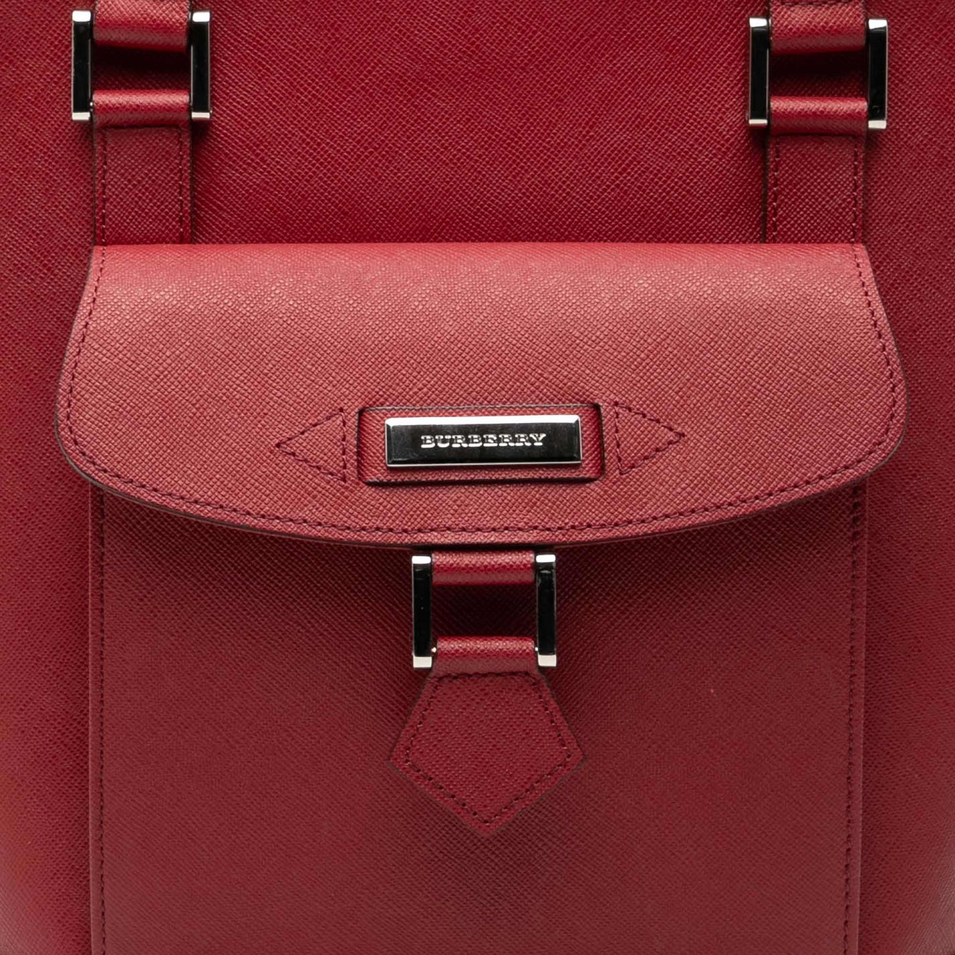 Burberry Leather Tote, från Luxclusif, i färgen red. Klicka för att öppna bilden i stort format