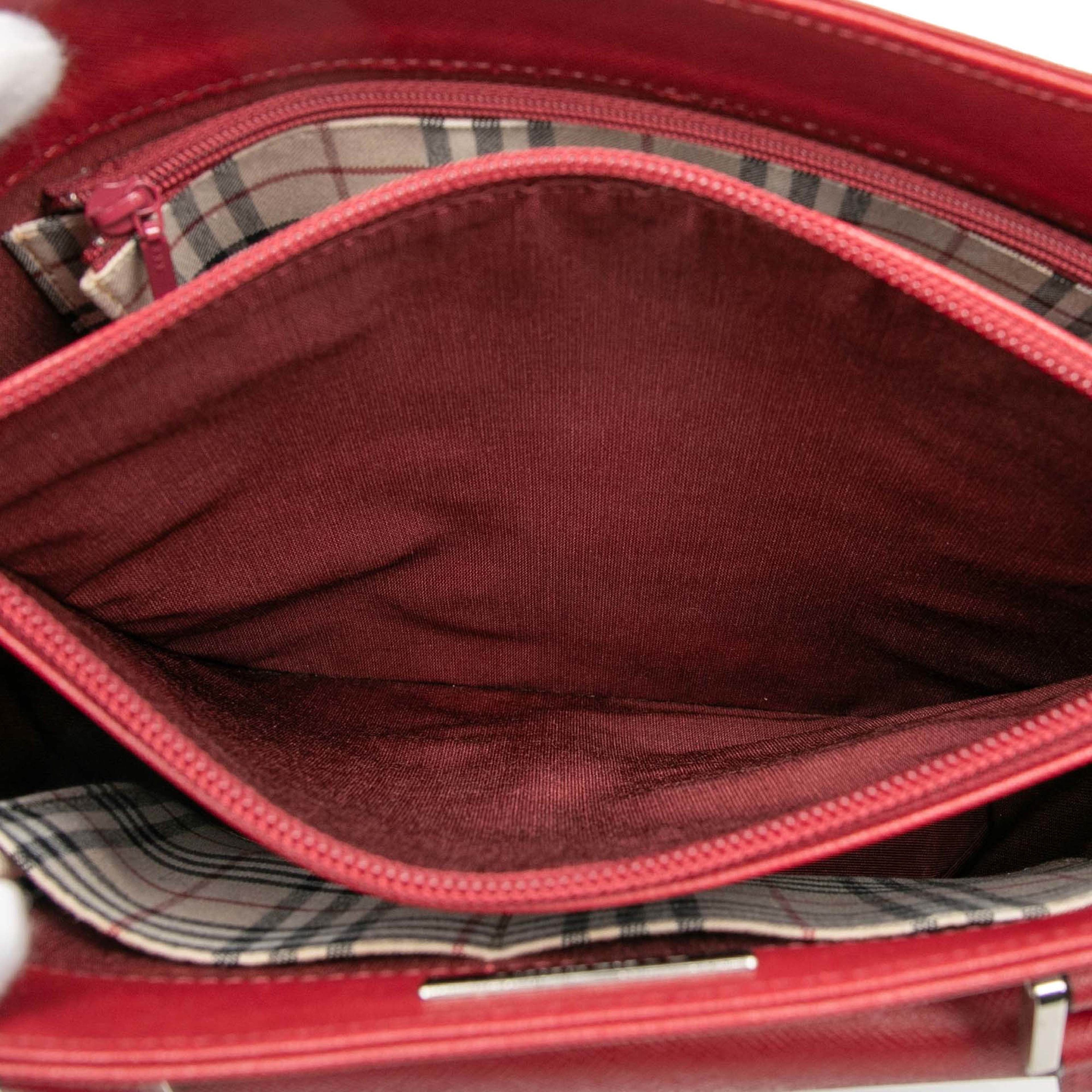 Burberry Leather Tote, från Luxclusif, i färgen red. Klicka för att öppna bilden i stort format