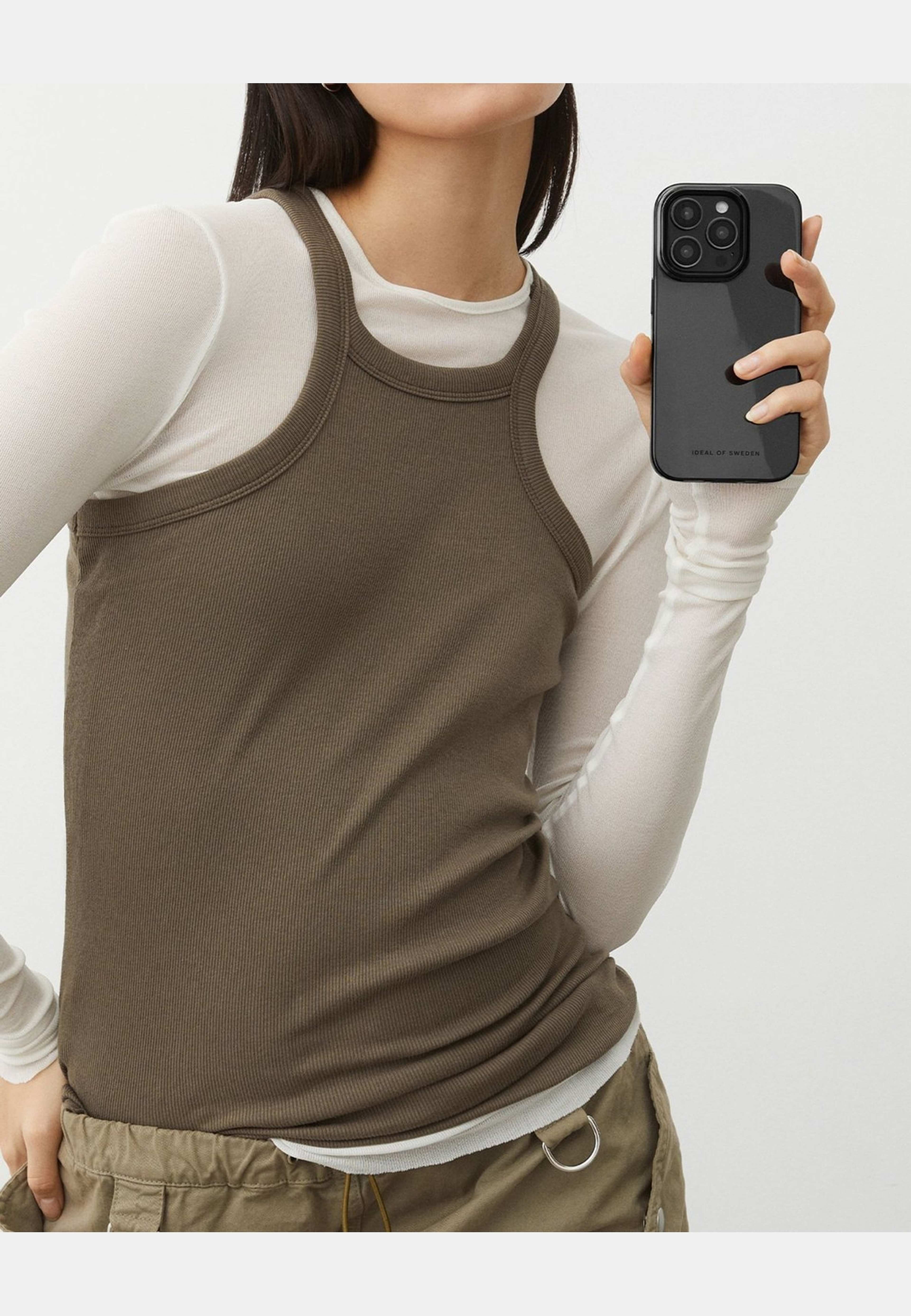 Mirror Case Magsafe Iphone Mirror, från Ideal Of Sweden, i färgen black. Klicka för att öppna bilden i stort format