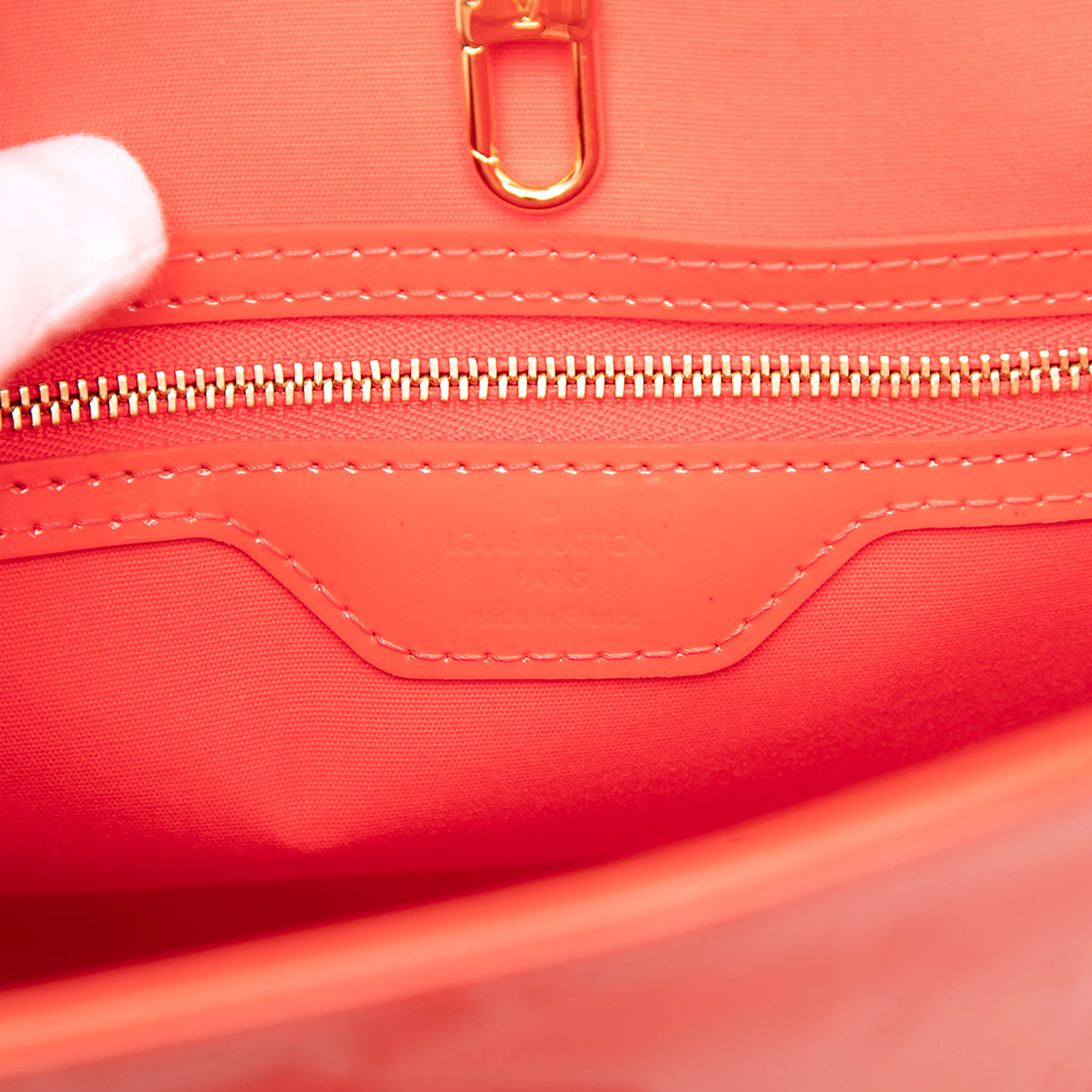 Louis Vuitton Monogram Vernis Avalon Mm, från Luxclusif, i färgen red. Klicka för att öppna bilden i stort format