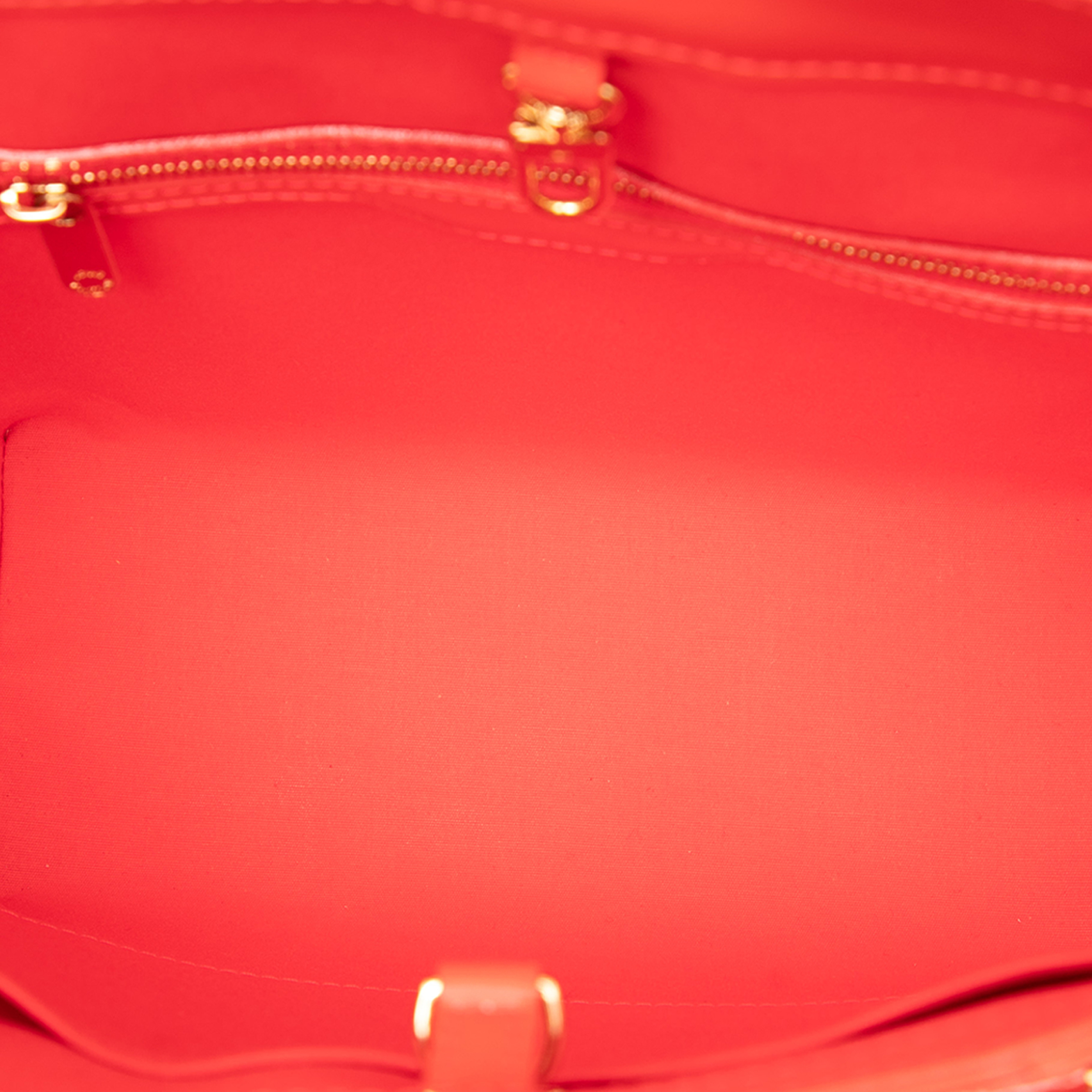 Louis Vuitton Monogram Vernis Avalon Mm, från Luxclusif, i färgen red. Klicka för att öppna bilden i stort format