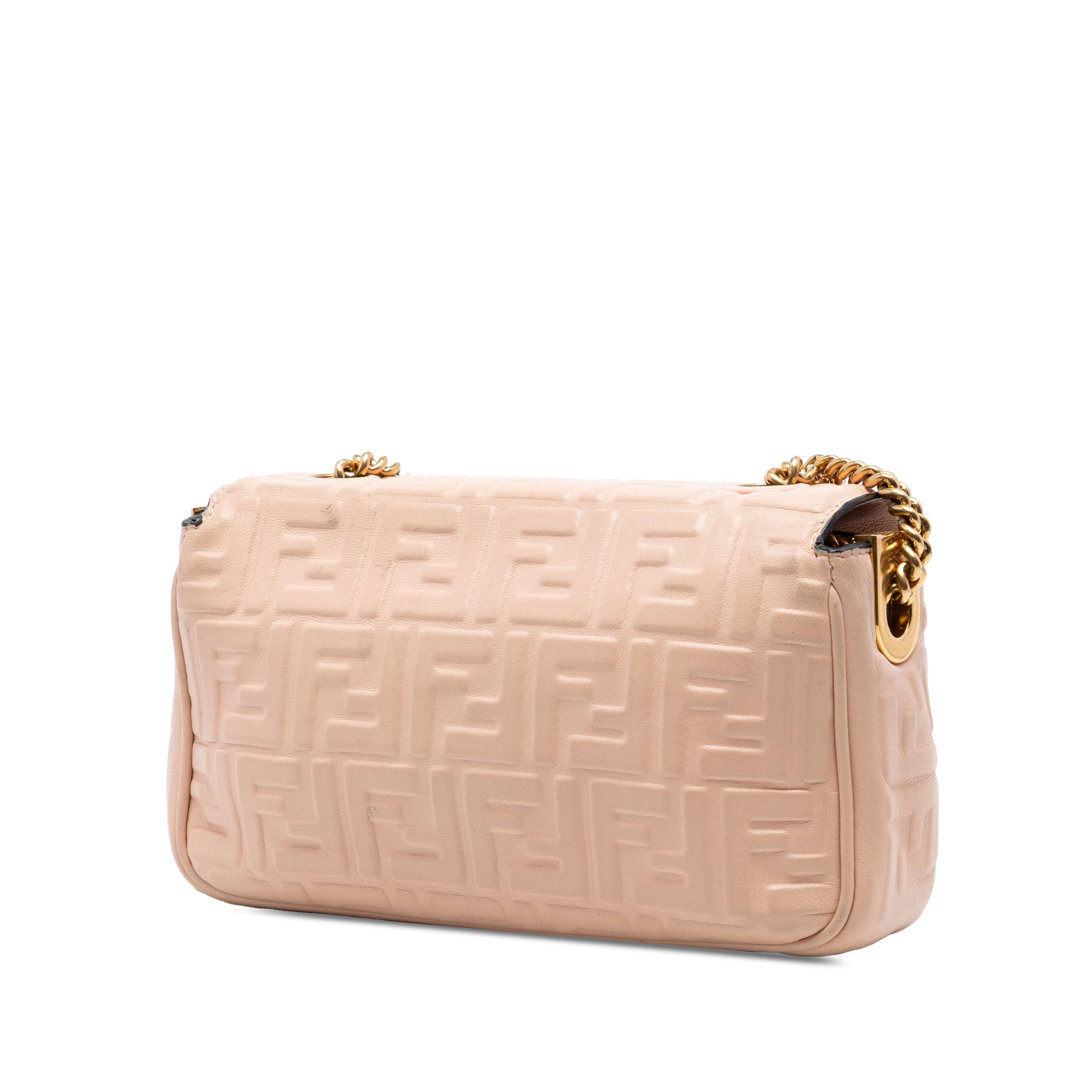 Fendi Zucca Embossed Leather Chain Midi Baguette, från Luxclusif, i färgen light pink. Klicka för att öppna bilden i stort format