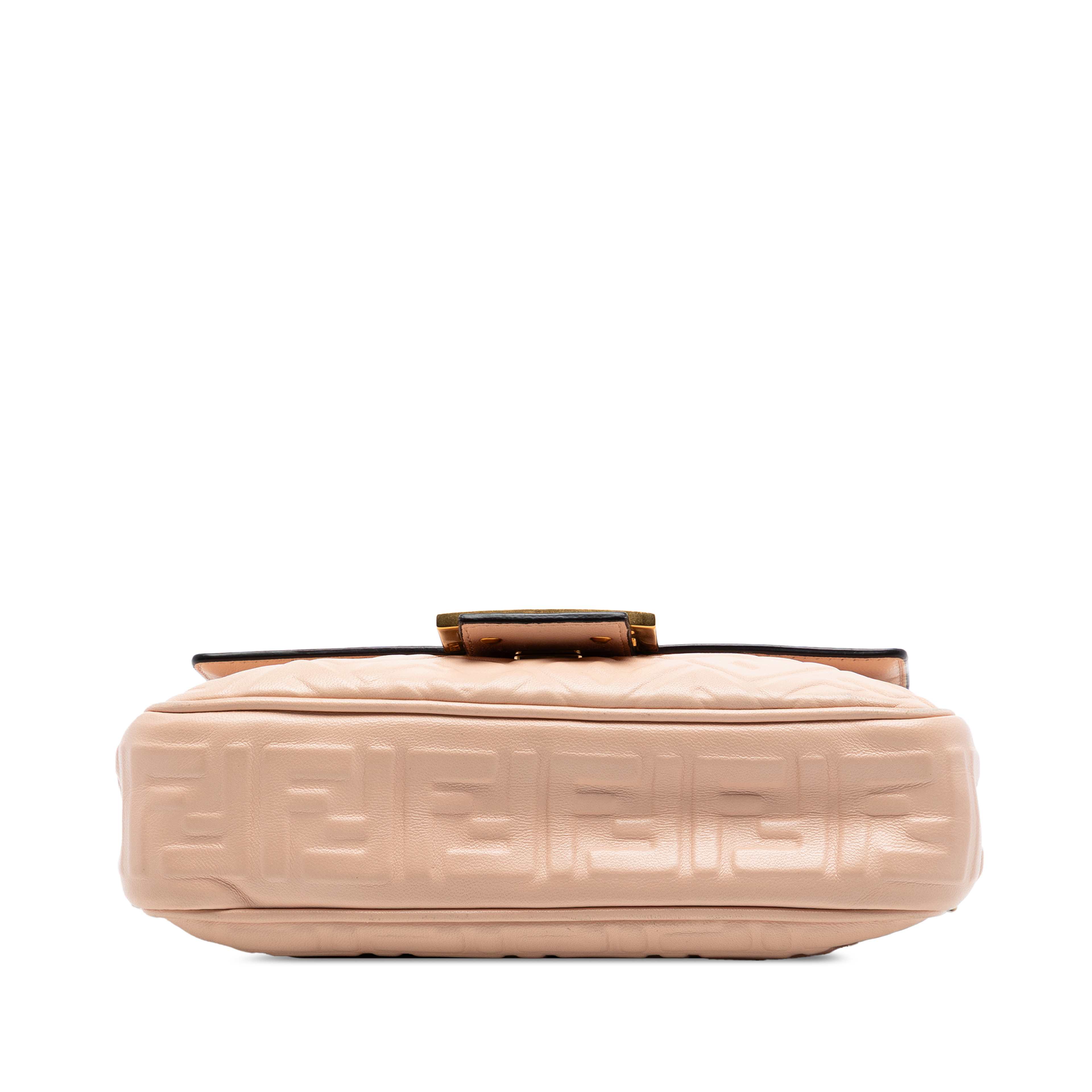 Fendi Zucca Embossed Leather Chain Midi Baguette, från Luxclusif, i färgen light pink. Klicka för att öppna bilden i stort format