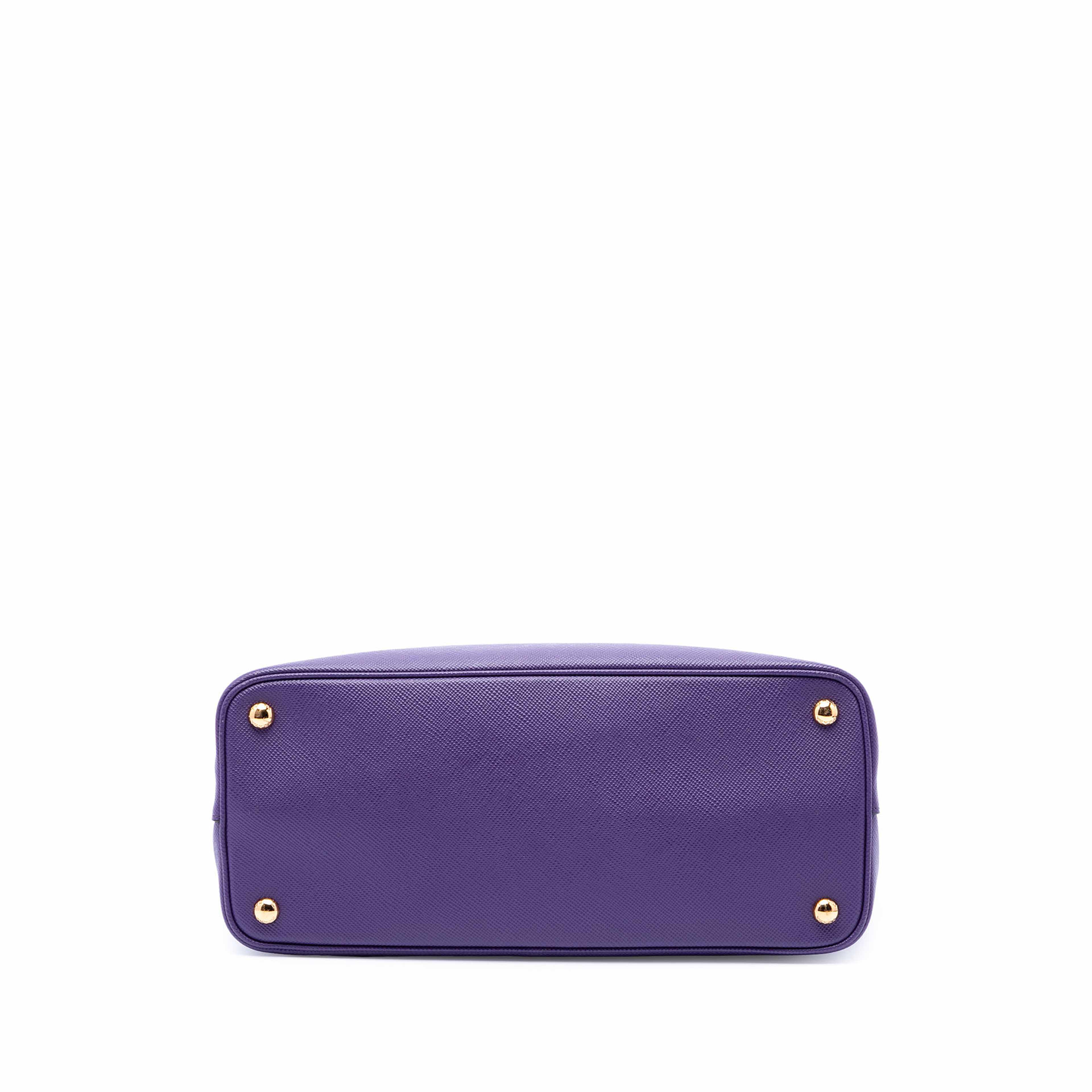 Prada Medium Saffiano Cuir Double Satchel, från Luxclusif, i färgen purpur. Klicka för att öppna bilden i stort format