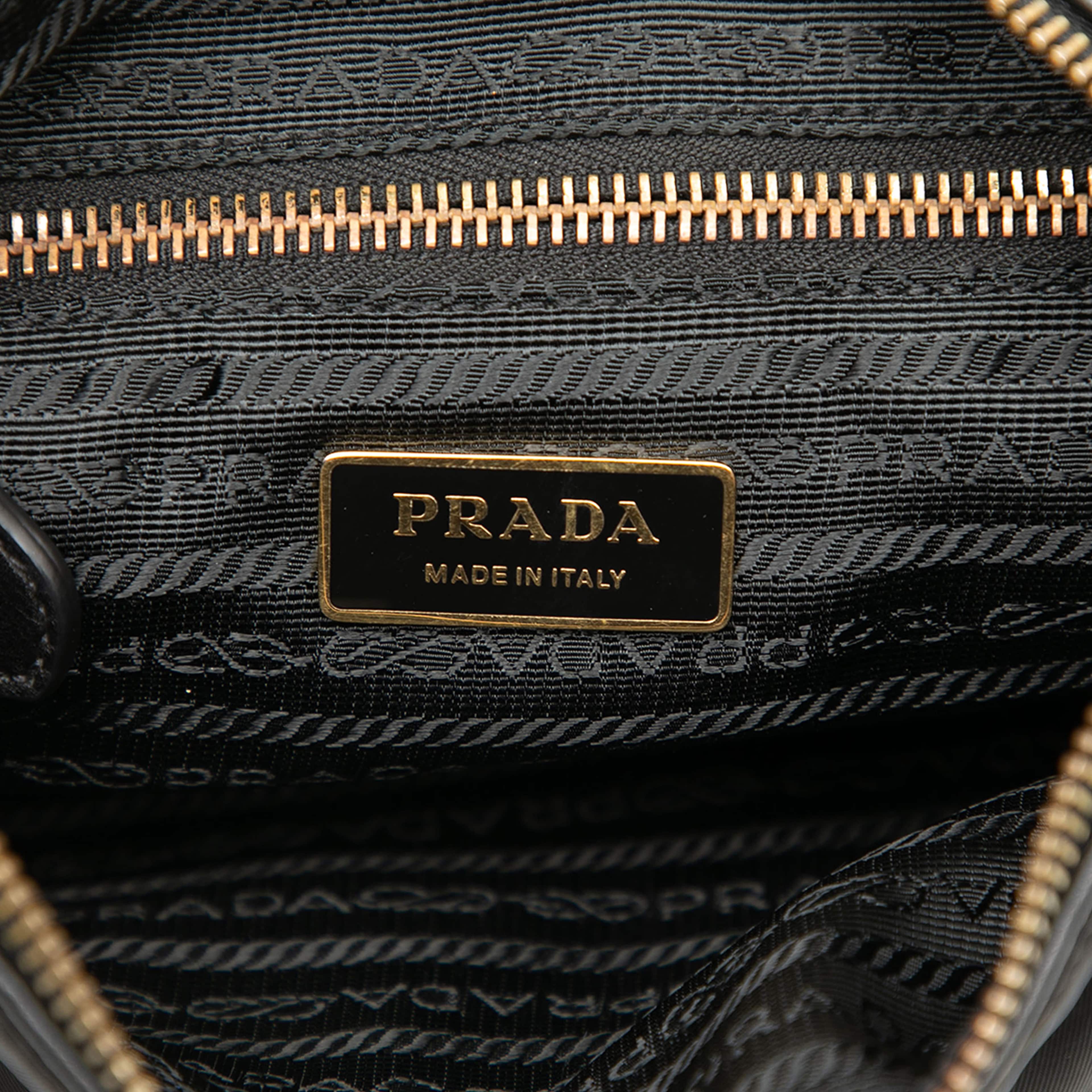 Prada Tessuto Zip Top Crossbody, från Luxclusif, i färgen black. Klicka för att öppna bilden i stort format