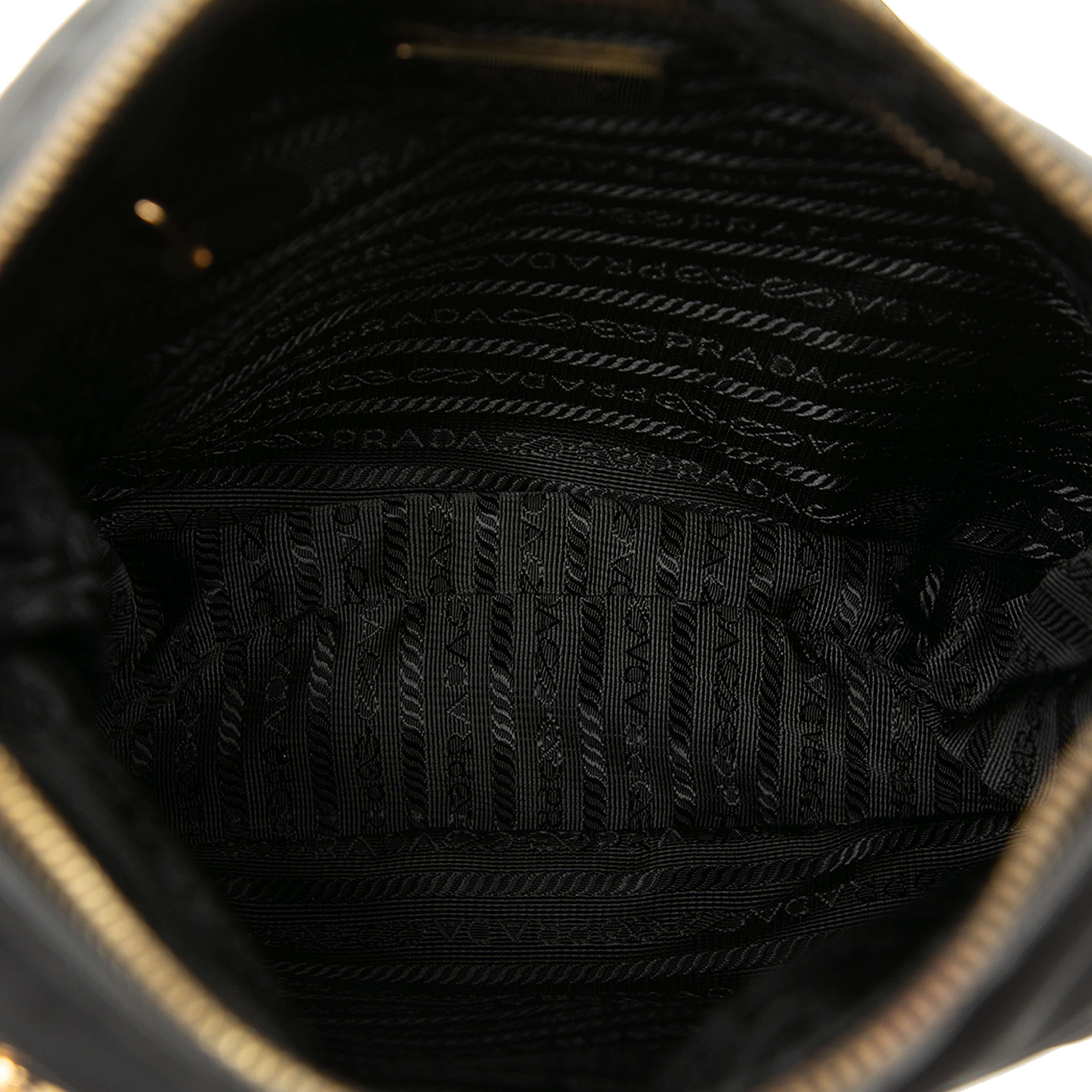 Prada Tessuto Zip Top Crossbody, från Luxclusif, i färgen black. Klicka för att öppna bilden i stort format