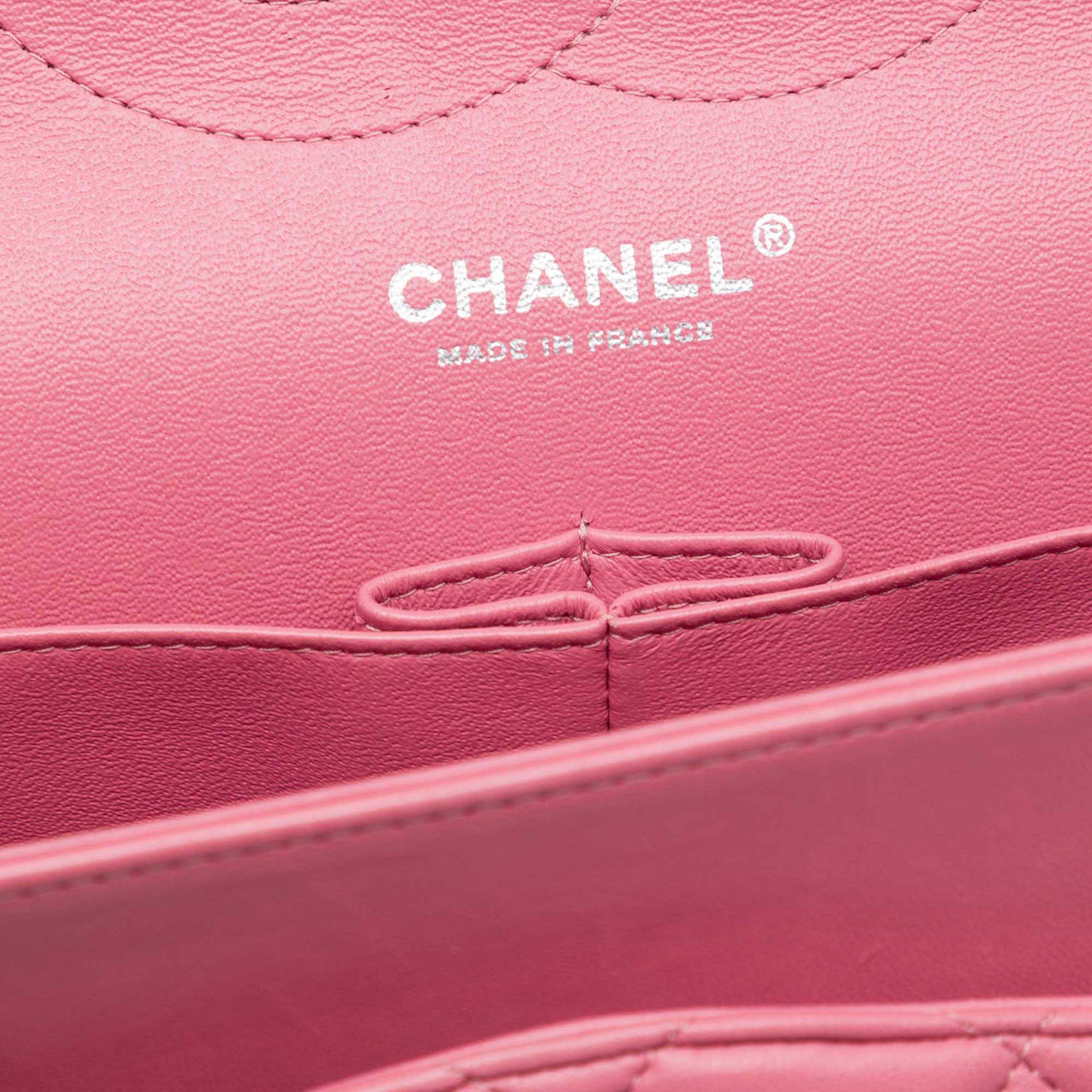 Chanel Jumbo Classic Lambskin Double Flap, från Luxclusif, i färgen rosa. Klicka för att öppna bilden i stort format