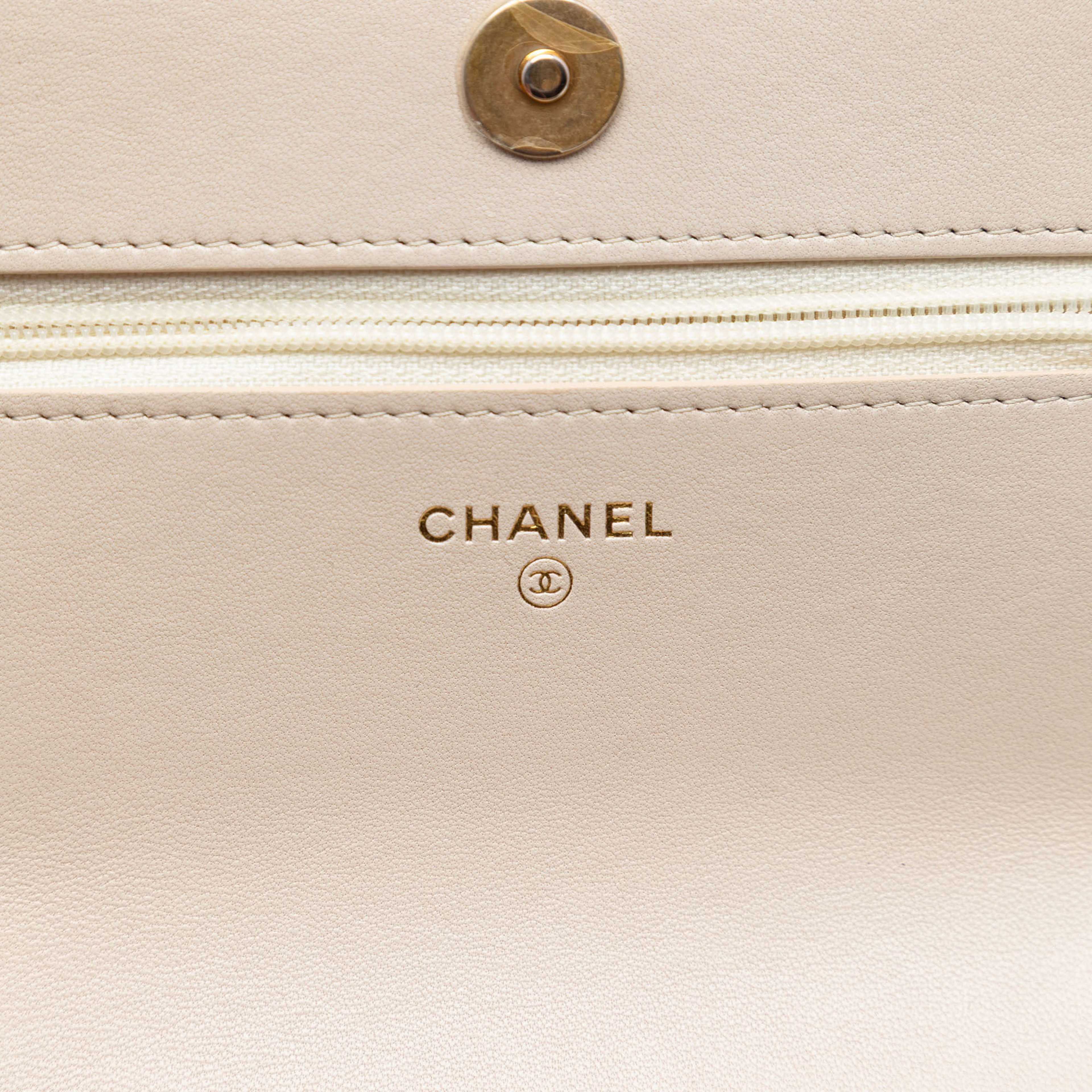 Chanel Quilted Lambskin 19 Wallet On Chain, från Luxclusif, i färgen light beige. Klicka för att öppna bilden i stort format