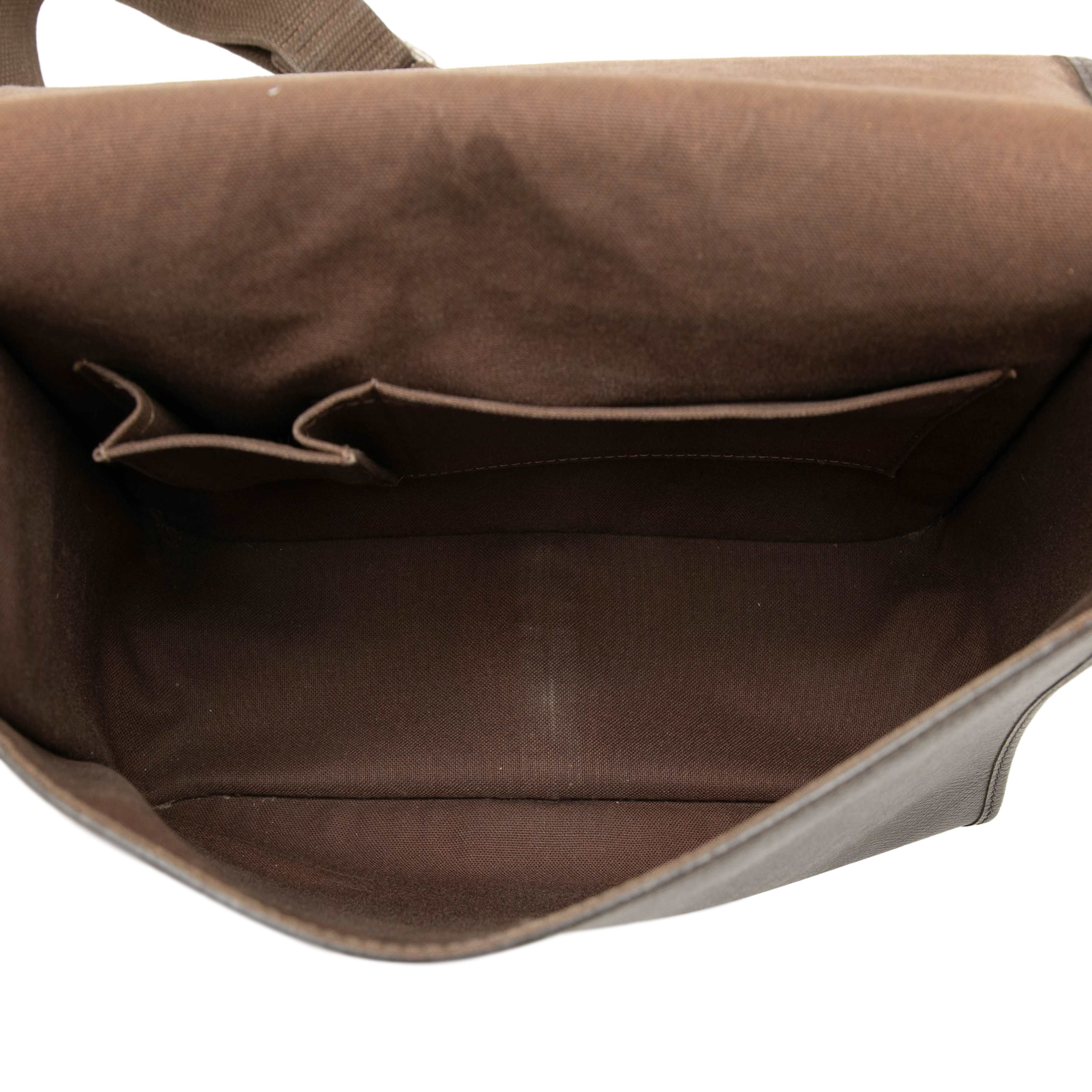 Louis Vuitton Taiga Andrei, från Luxclusif, i färgen brun. Klicka för att öppna bilden i stort format