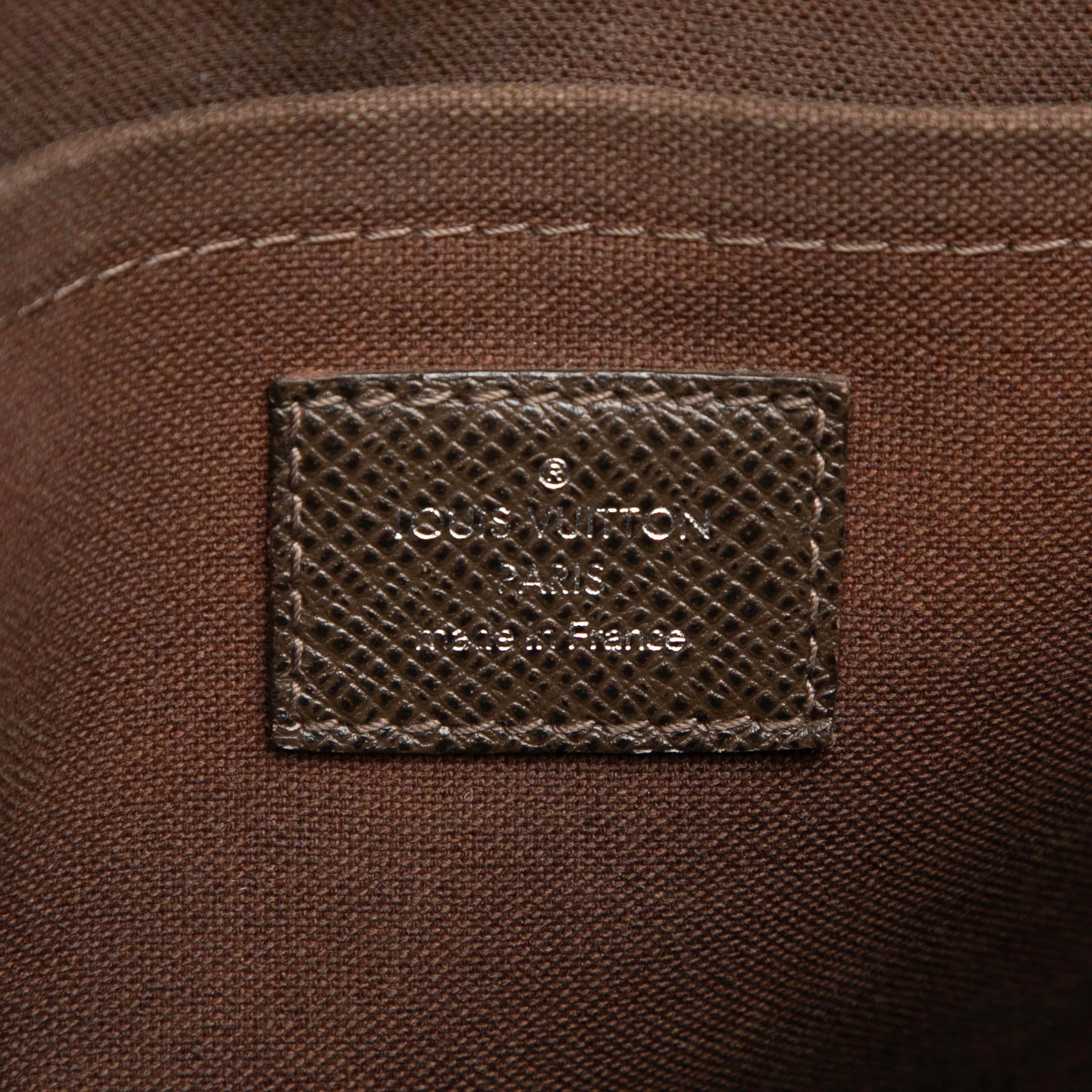 Louis Vuitton Taiga Andrei, från Luxclusif, i färgen brun. Klicka för att öppna bilden i stort format
