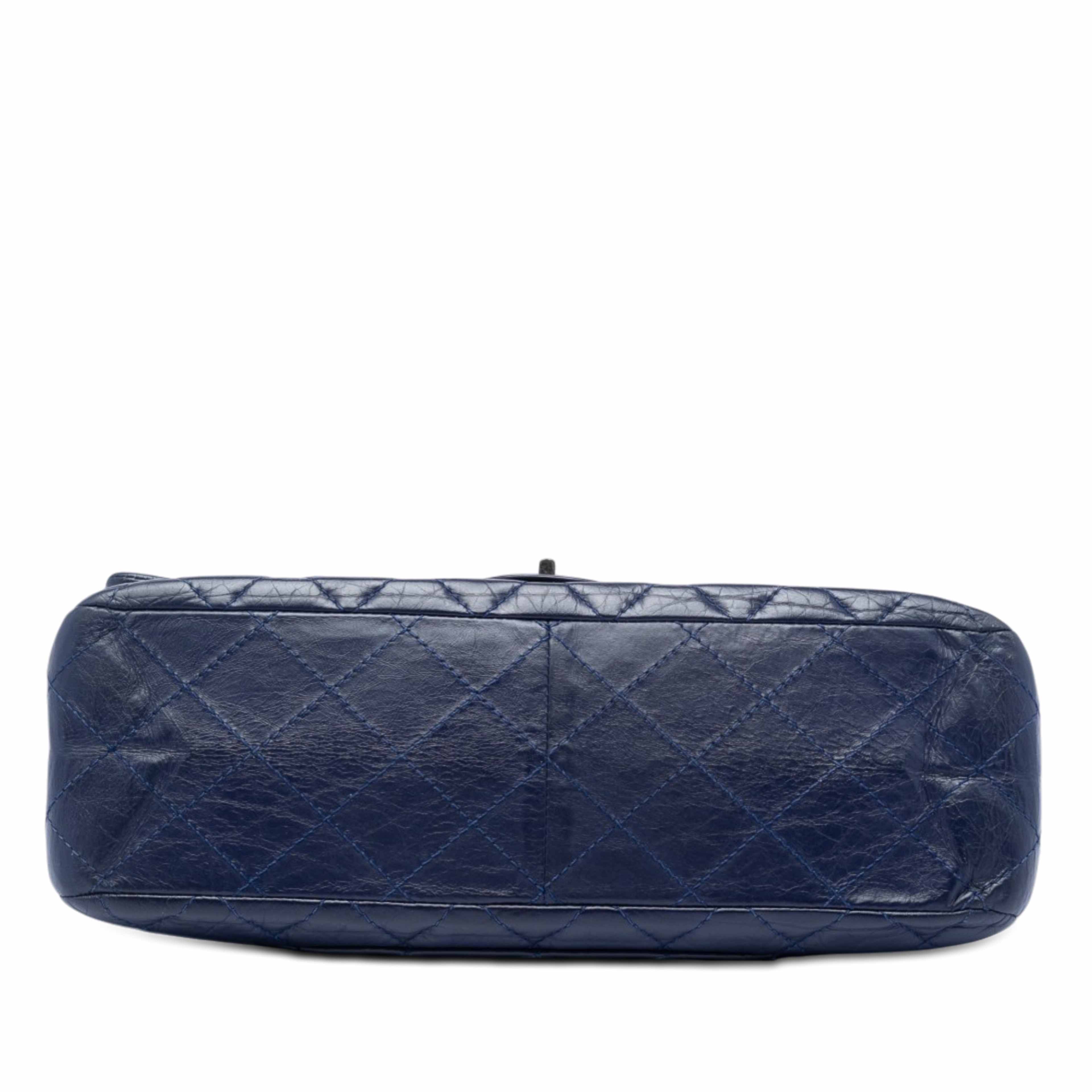 Chanel Quilted Aged Calfskin Reissue 2.55 Double Flap 227, från Luxclusif, i färgen blå. Klicka för att öppna bilden i stort format