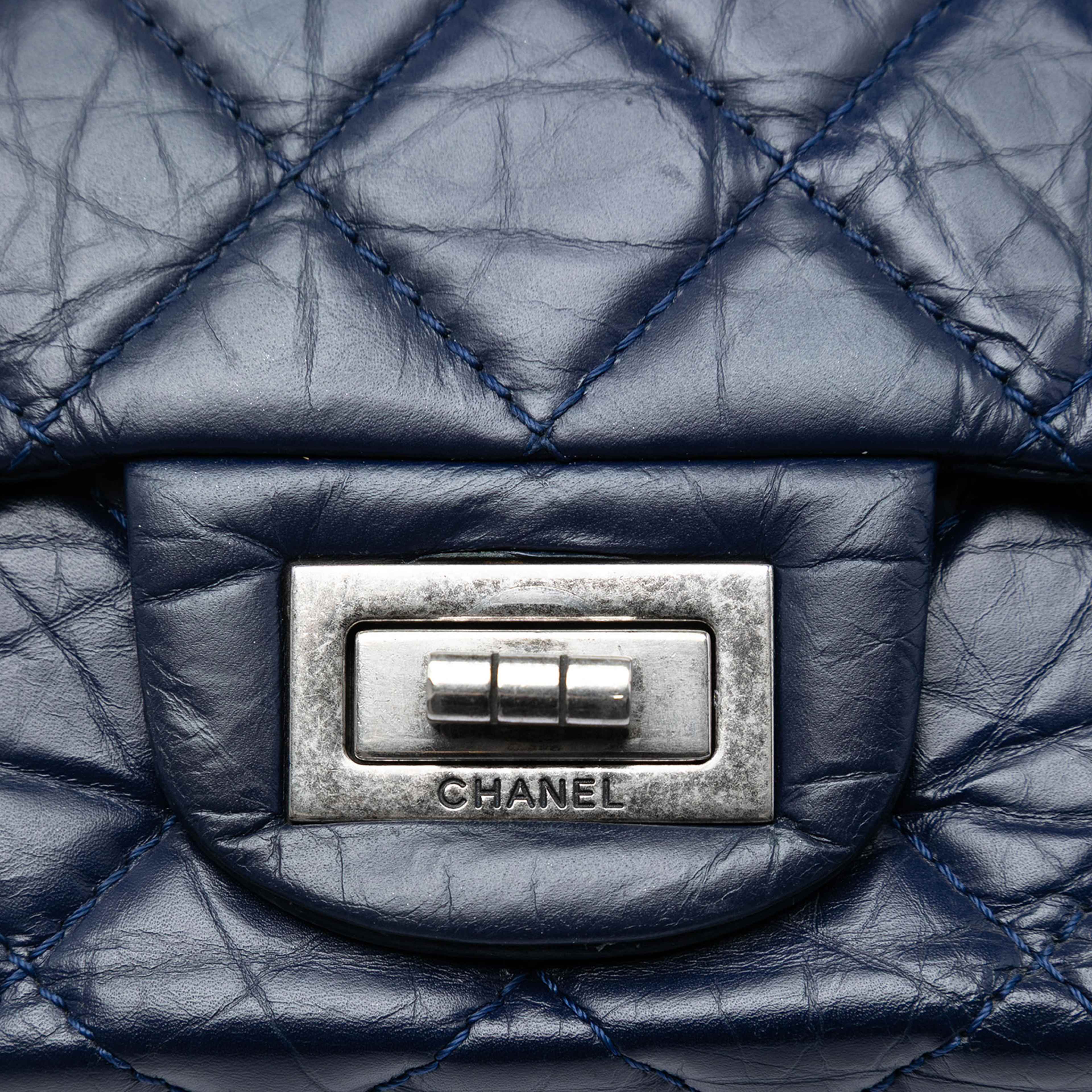 Chanel Quilted Aged Calfskin Reissue 2.55 Double Flap 227, från Luxclusif, i färgen blå. Klicka för att öppna bilden i stort format